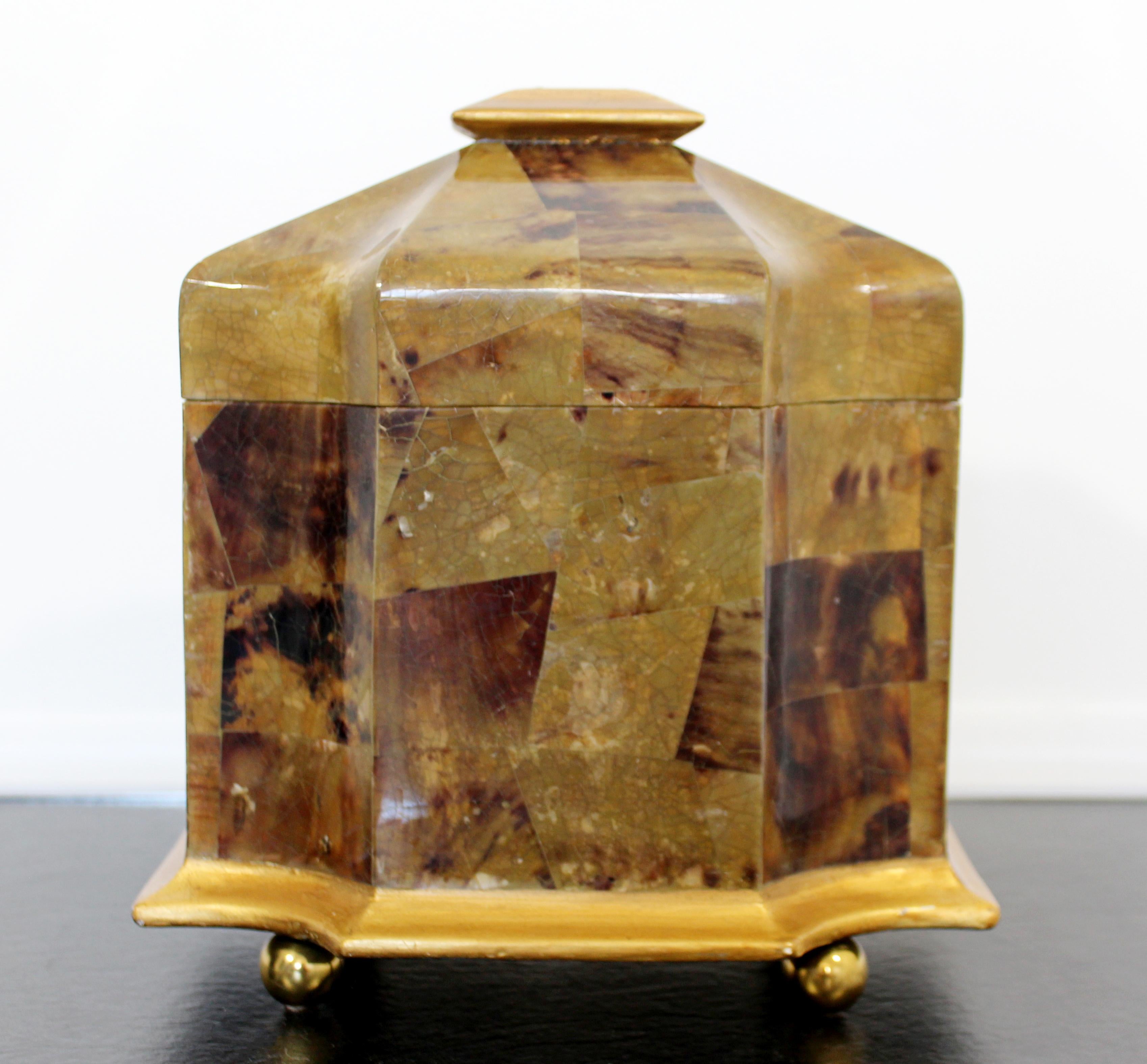 Nous vous présentons une merveilleuse boîte à couvercle en pierre tessellée sur bois et bois doré, réalisée par Maitland Smith, vers les années 1970. Objet vintage en très bon état. Les dimensions sont de 10