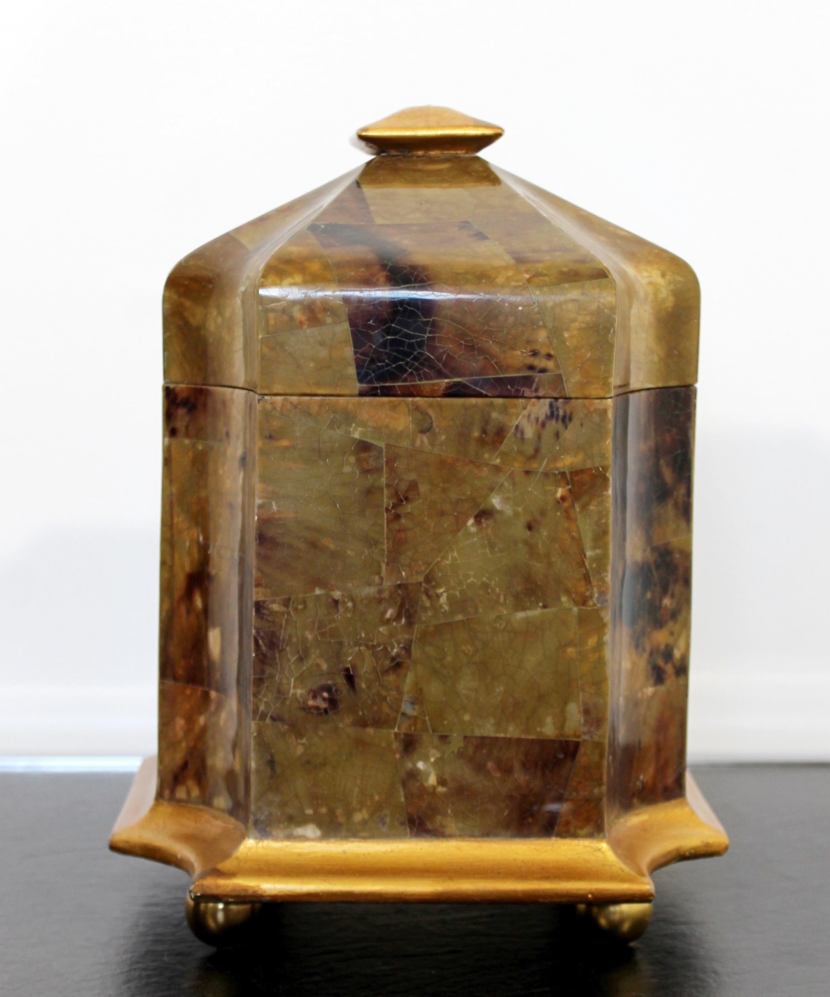 Fin du 20e siècle Vase à couvercle en pierre tessellée Maitland Smith moderne du milieu du siècle avec couvercle doré, années 1970 en vente