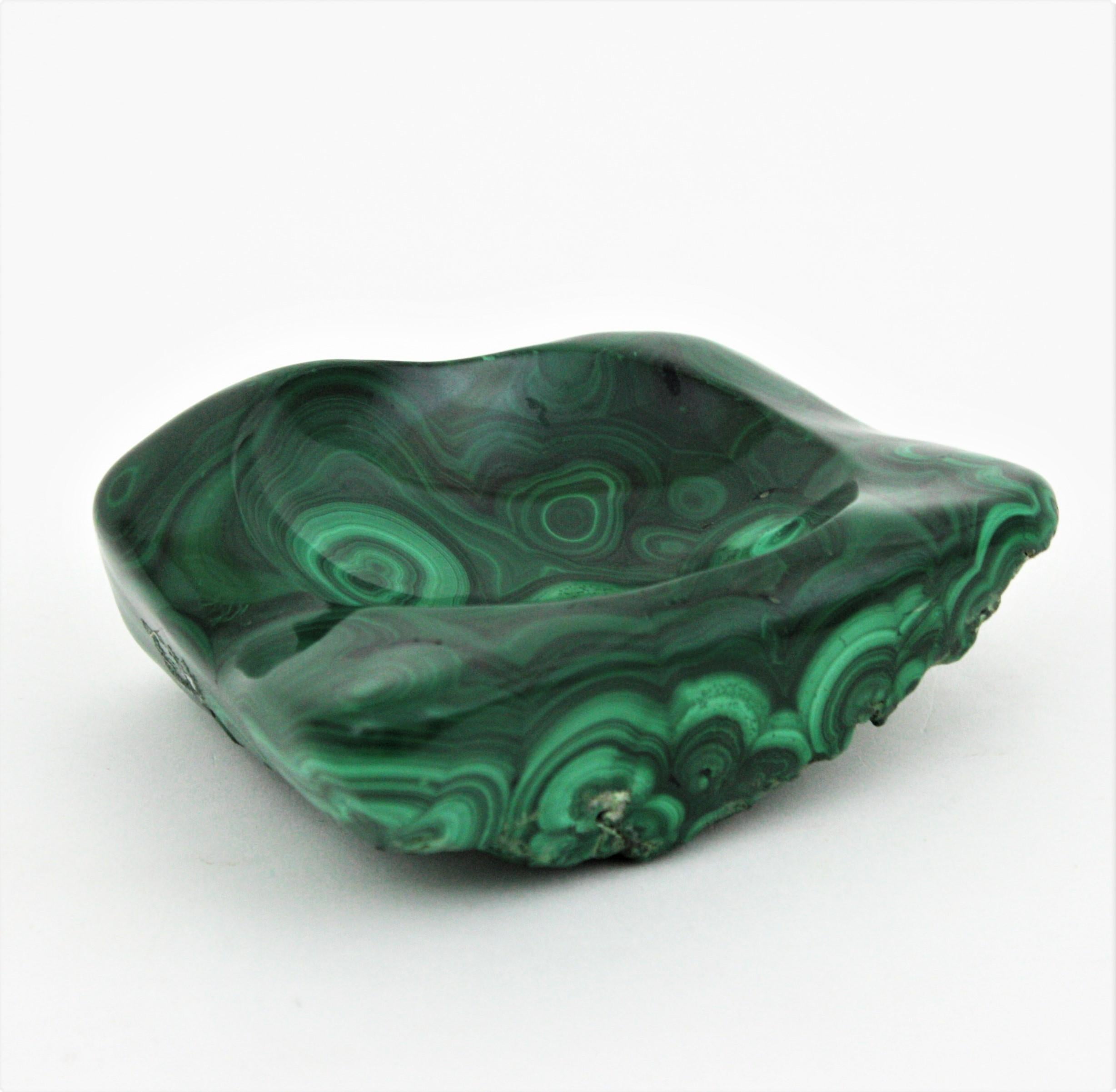 Lovely natural malachite stone hand carved bowl or ashtray, Spain, 1950s-1960s.
Carved and polished malachite showing the mineral’s distinctive banding striations in different shades of green.
The underside remains unpolished.
Beautiful to be
