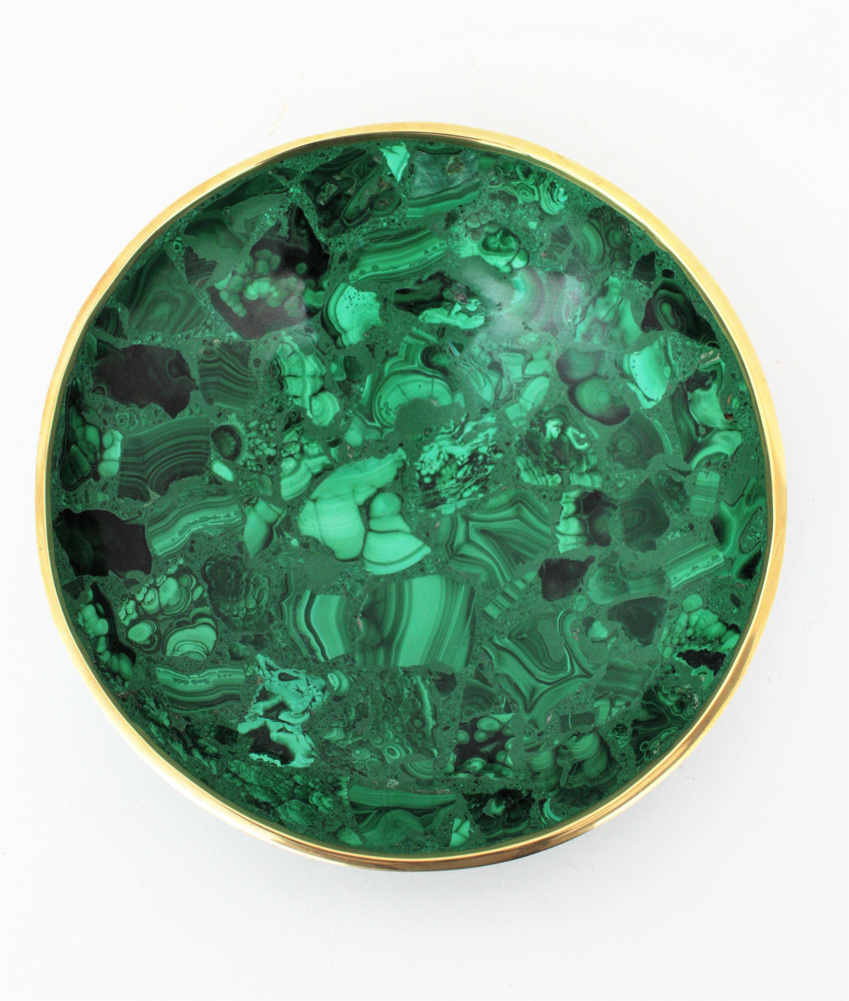 Mid-Century Modern Malachite Round Bowl or Vide-Poche with Polished Brass Rim In Excellent Condition In Barcelona, ES