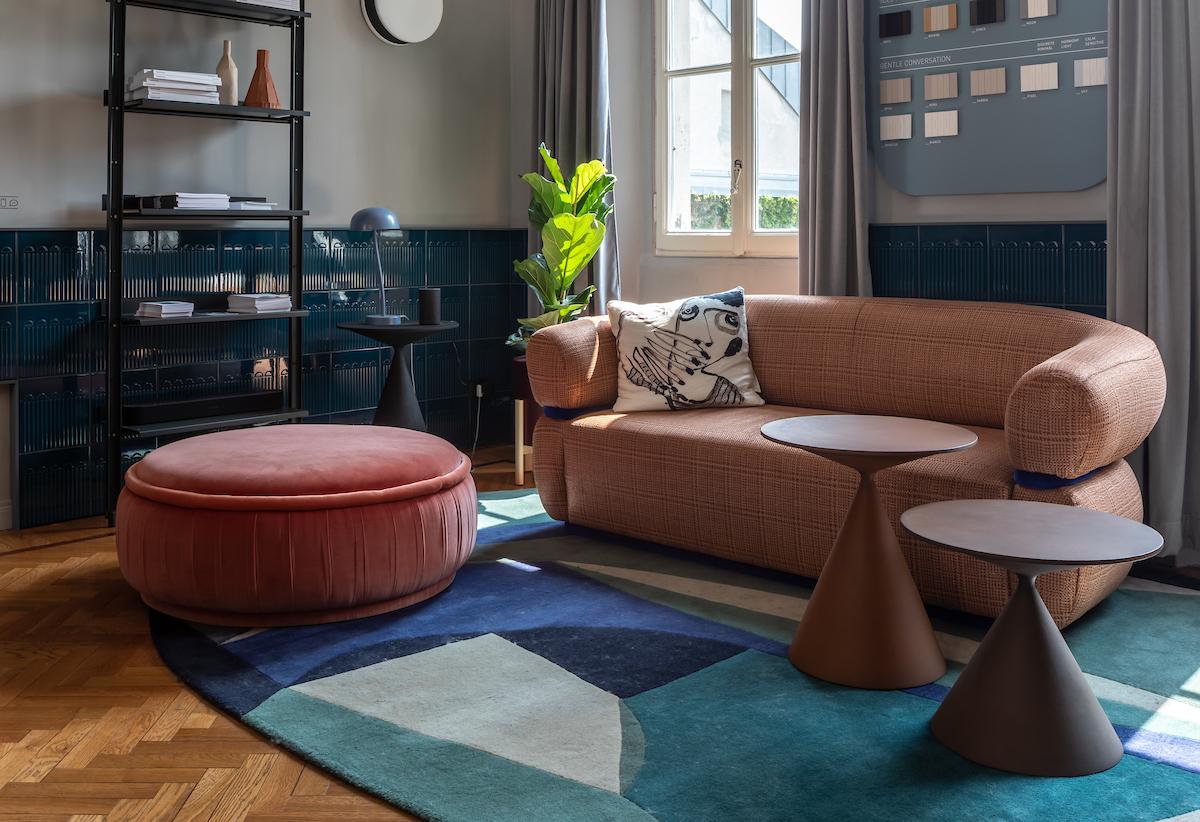 Mid-Century moderno DOOQ Divano Malibu, metà secolo, tessitura rame-arancio, larghezza 240 cm in vendita