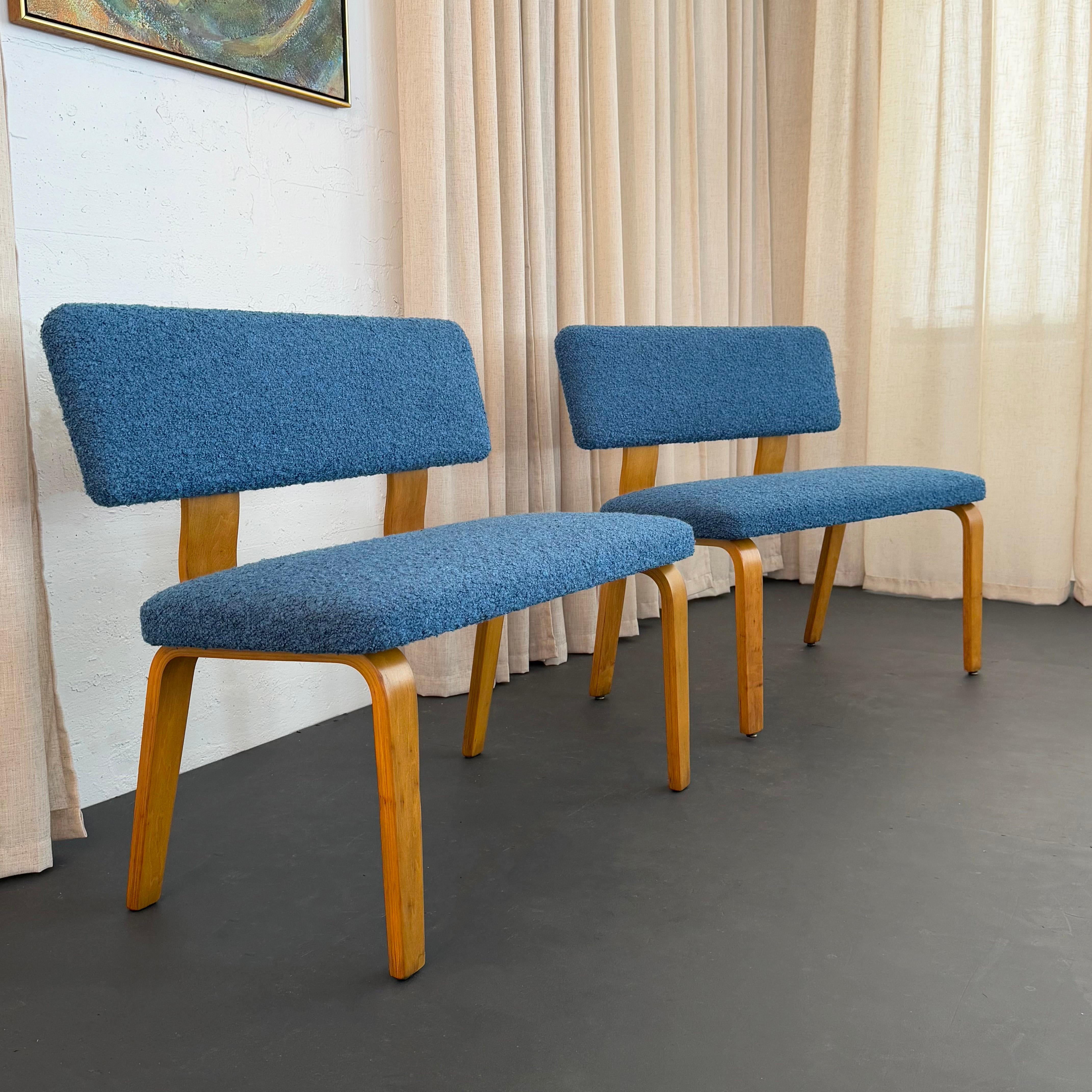 Questa rara coppia di panche in stile Mid-Century Modern è stata prodotta dalla famosa azienda di arredamento austriaca Thonet negli anni Quaranta. Thonet, fondata nel 1850 da Michael Thonet, è stata la prima a sviluppare mobili in legno curvato e