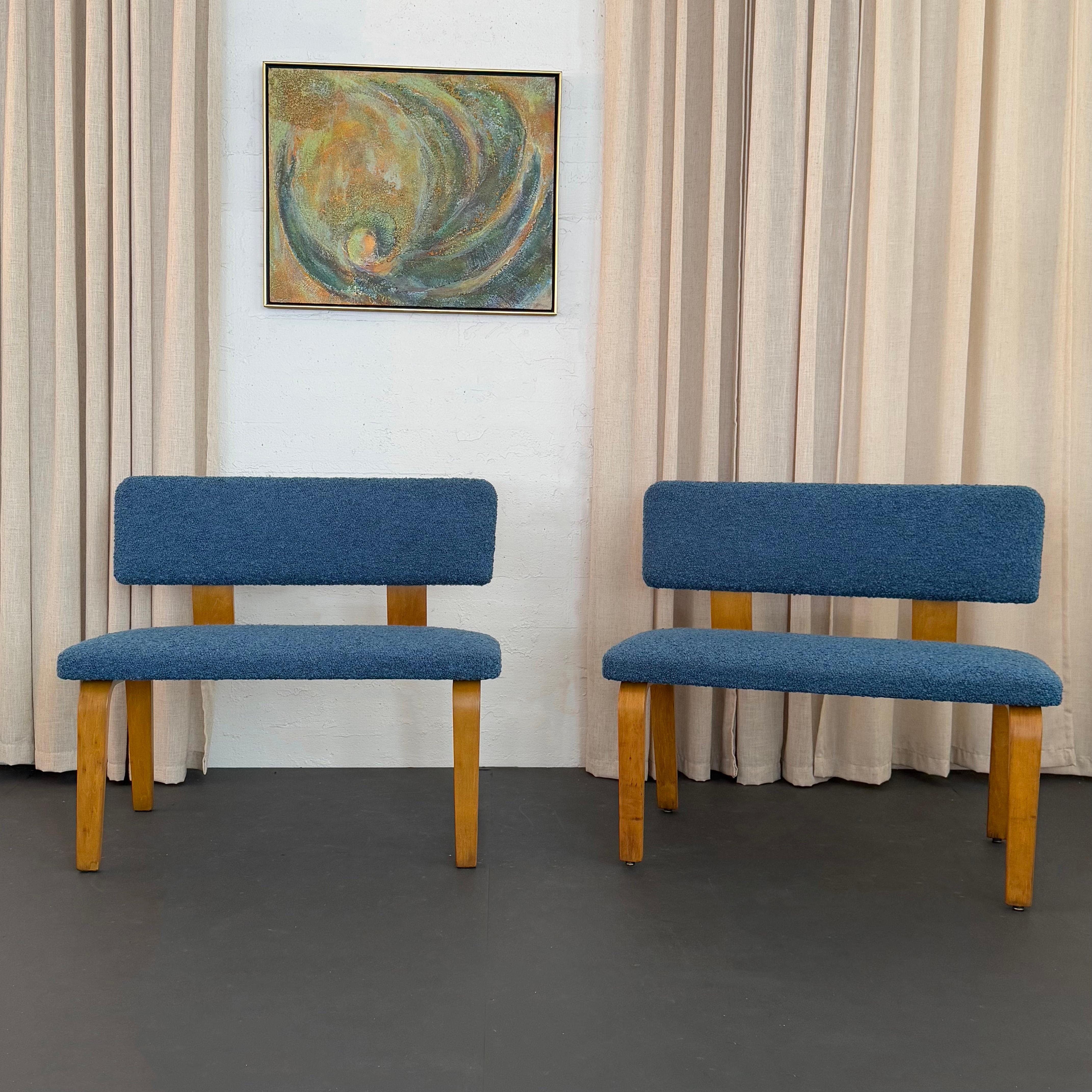 Mid-Century moderno Panche di Thonet in bengala e bouclé di acero della modernità di metà secolo in vendita