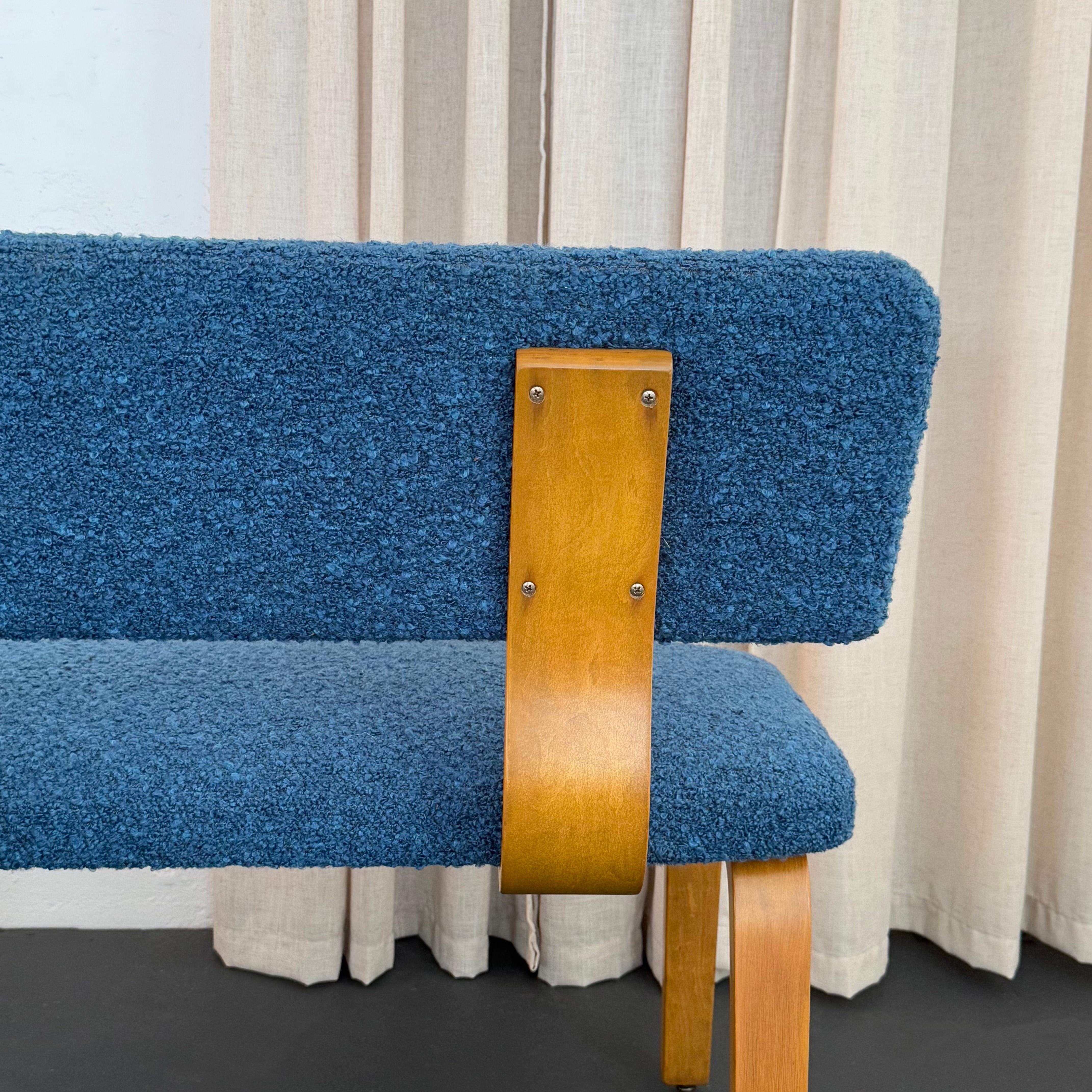 Panche di Thonet in bengala e bouclé di acero della modernità di metà secolo in vendita 2
