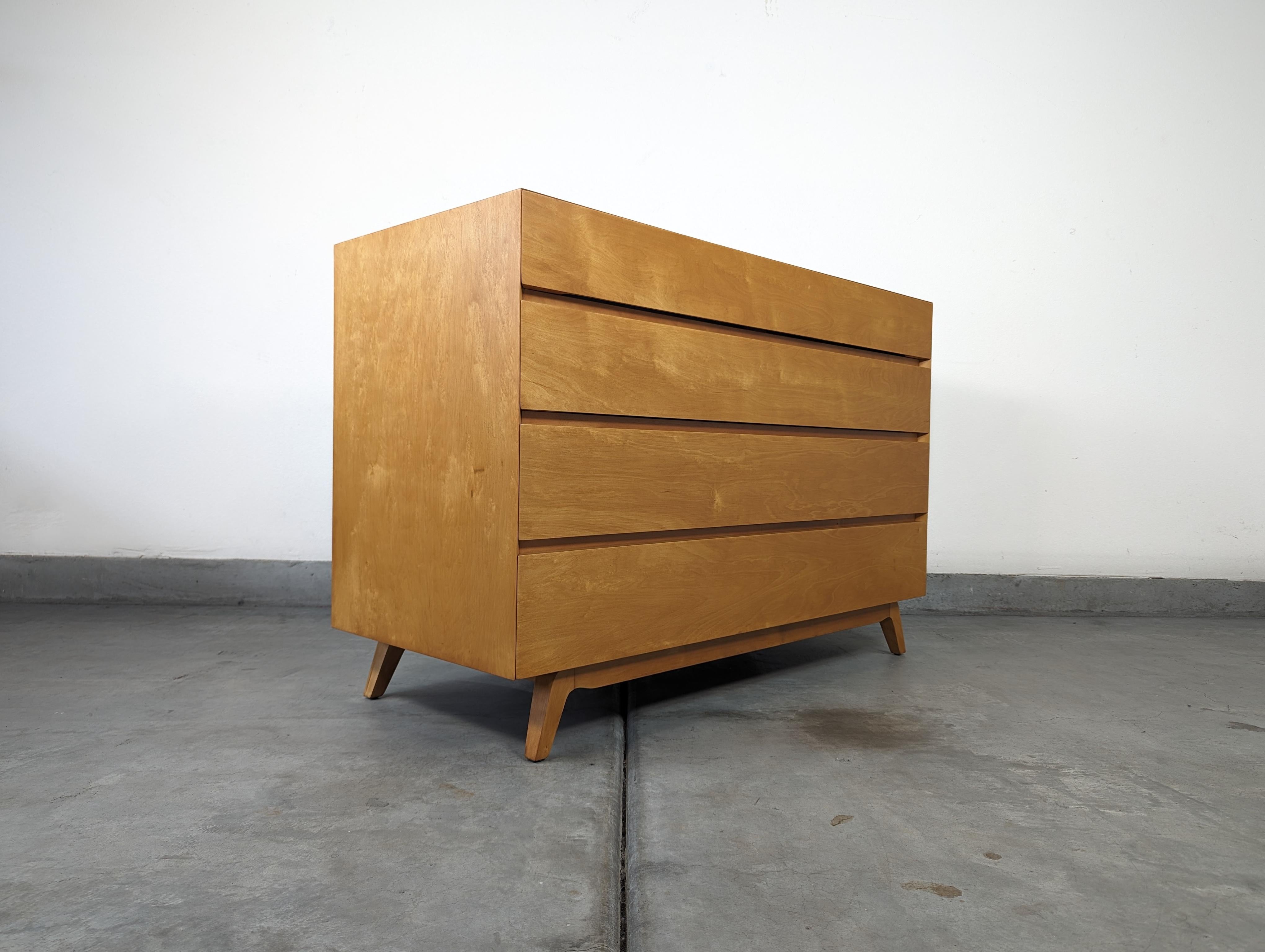 Mid Century Modern Maple Chest of Drawers Dresser by Edmond Spence, c1950s In Excellent Condition For Sale In Chino Hills, CA