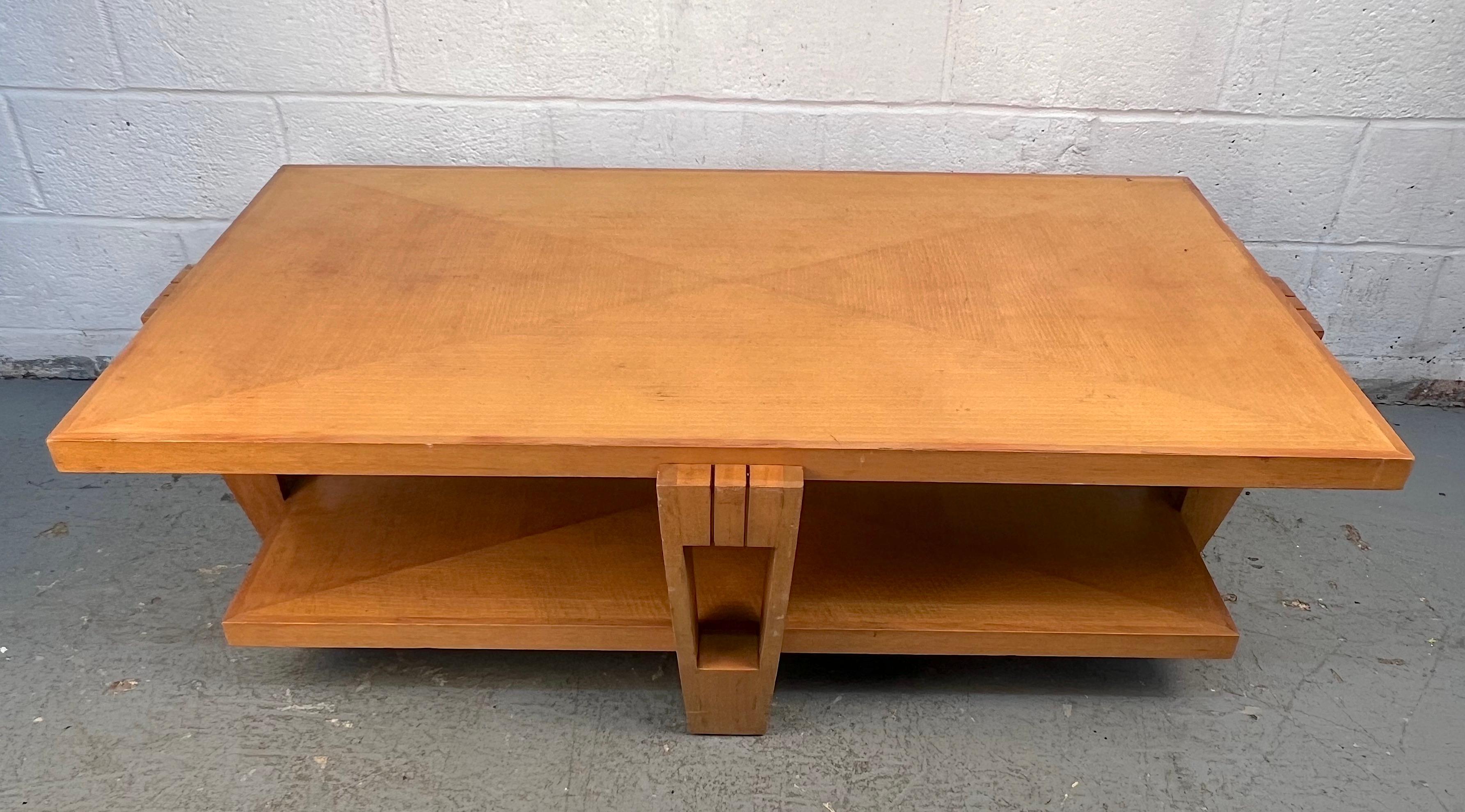 Encantadora mesa de centro de mediados de siglo fabricada en arce, con tonos cálidos y una silueta estilizada. Su construcción duradera y su diseño discreto la convierten en un complemento versátil para el salón o la sala de estar.

Por favor,