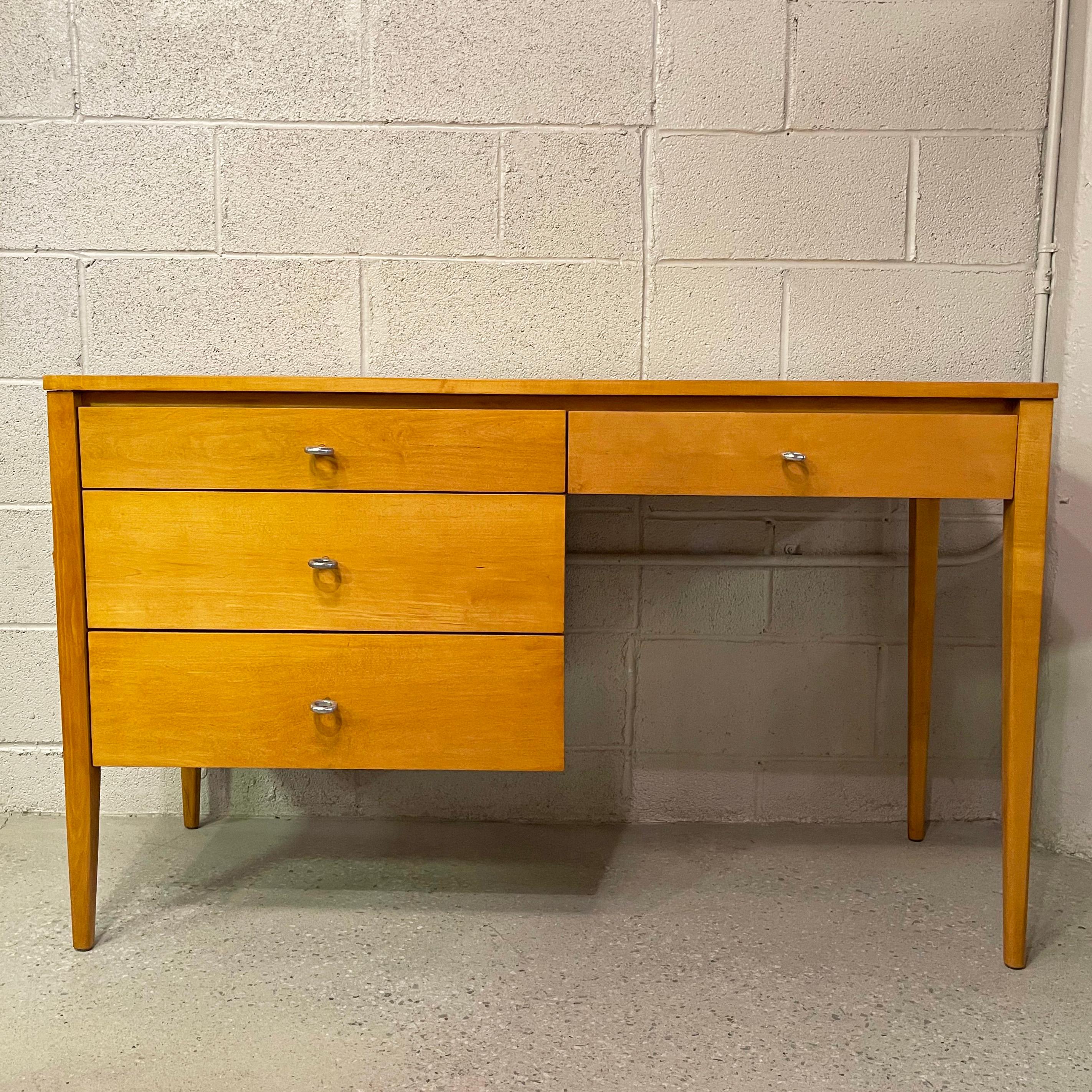 Mid-Century Modern Maple Desk By Paul McCobb For Planner Group In Good Condition For Sale In Brooklyn, NY