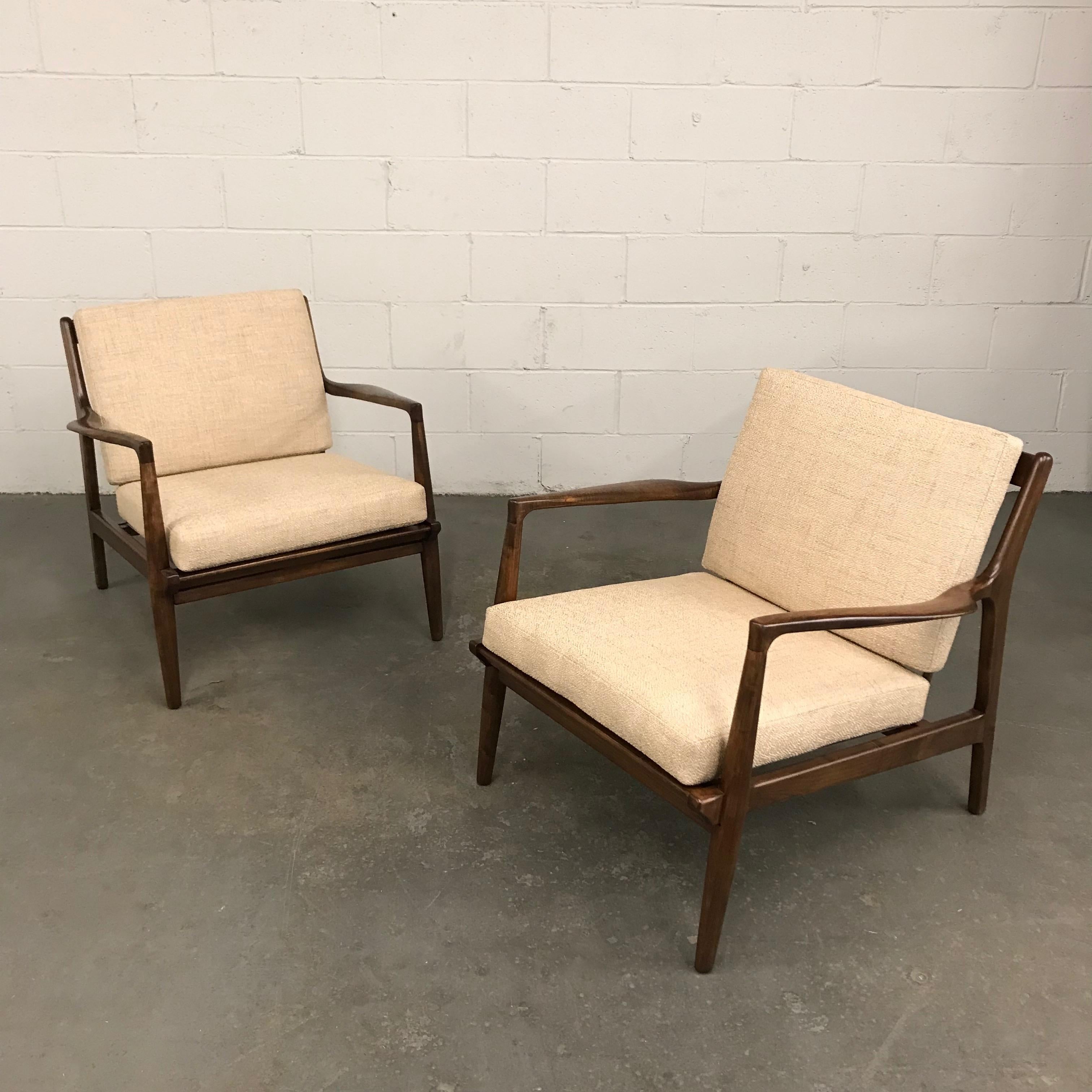 Mid-Century Modern Maple Lounge Chairs In Good Condition In Brooklyn, NY