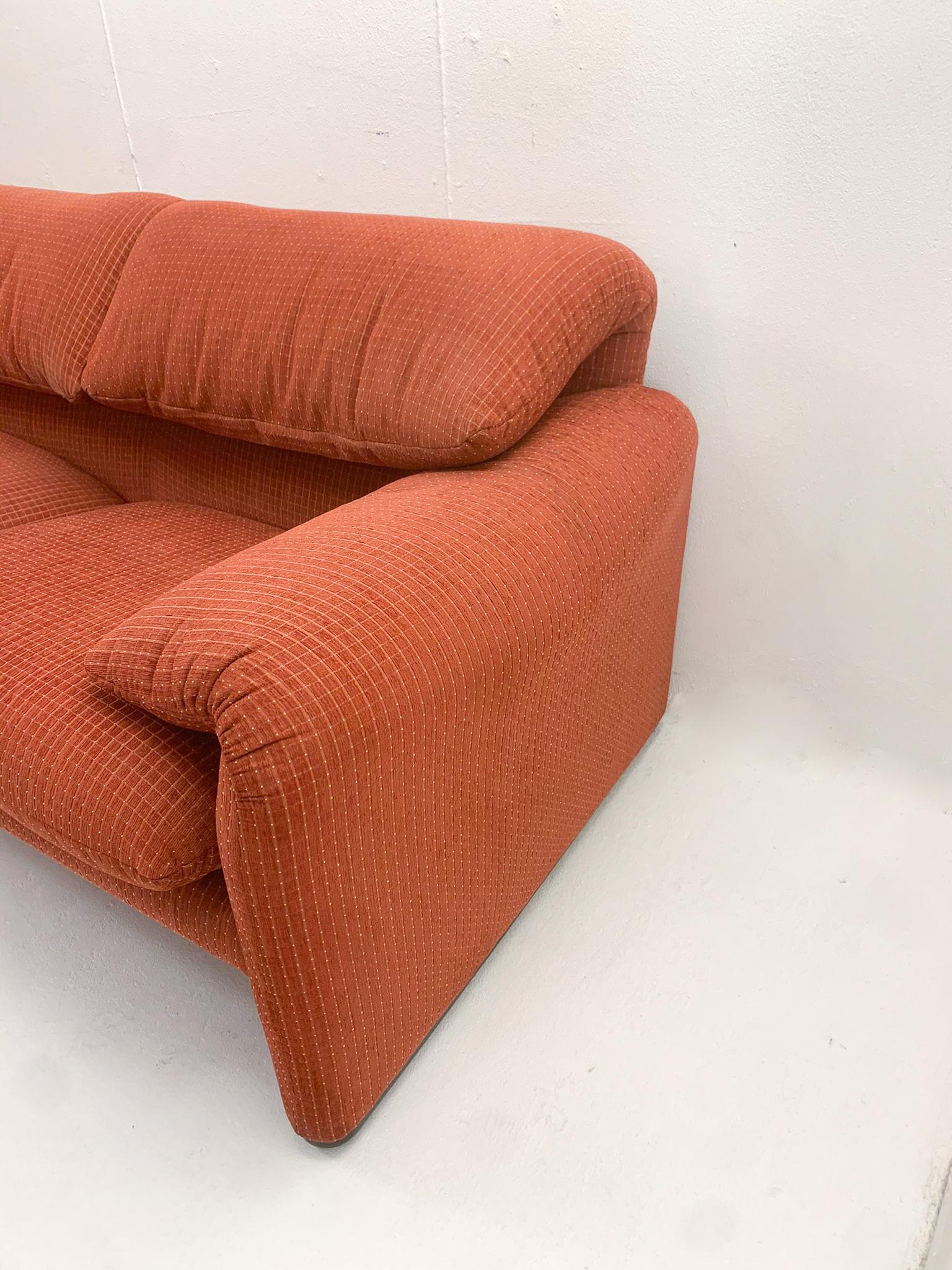Mid-Century Modern Maralunga sofa by Vico Magistretti, Original red fabric, 1970s.