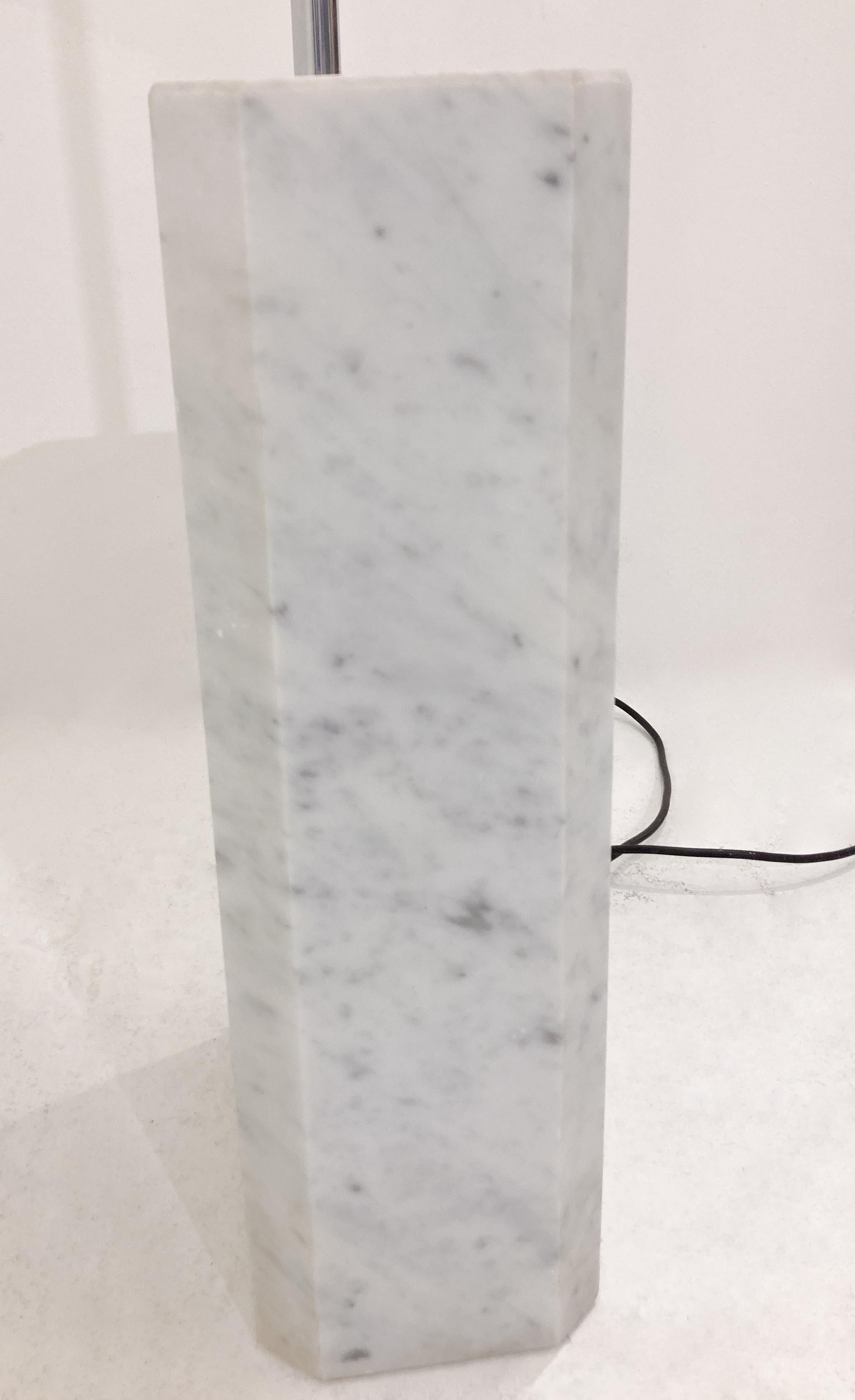 Lampadaire moderne du milieu du siècle dernier en marbre et chrome en vente 2