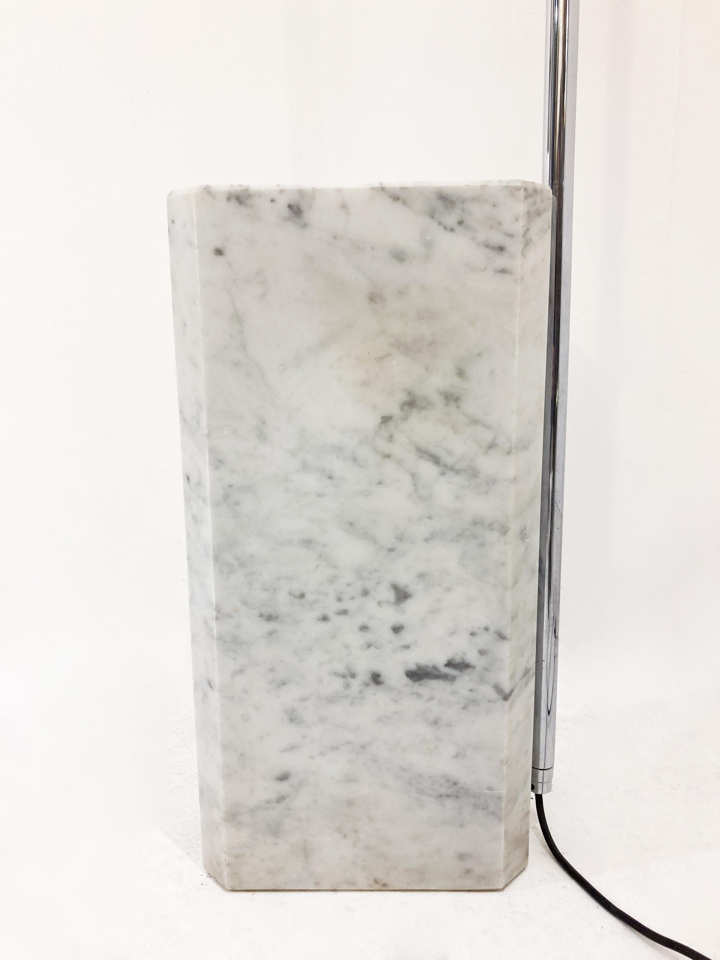 Lampadaire moderne du milieu du siècle dernier en marbre et chrome en vente 3