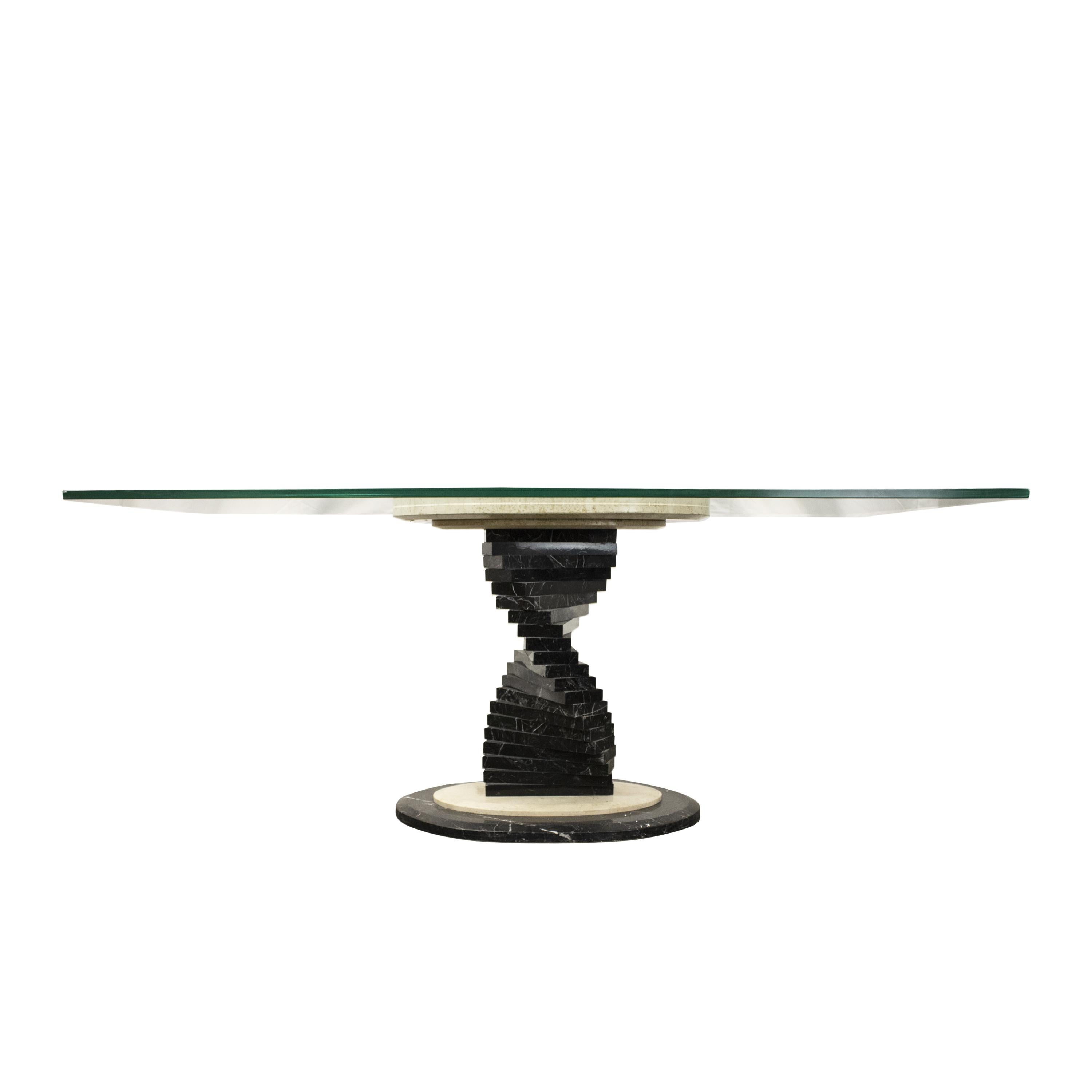 Une base de table moderne en spirale italienne des années 1970.
Il se compose d'un pied en spirale en Maruina noir fixé à une base en forme d'ellipse en Maruina noir et Travertin blanc. La partie supérieure est constituée d'un verre transparent