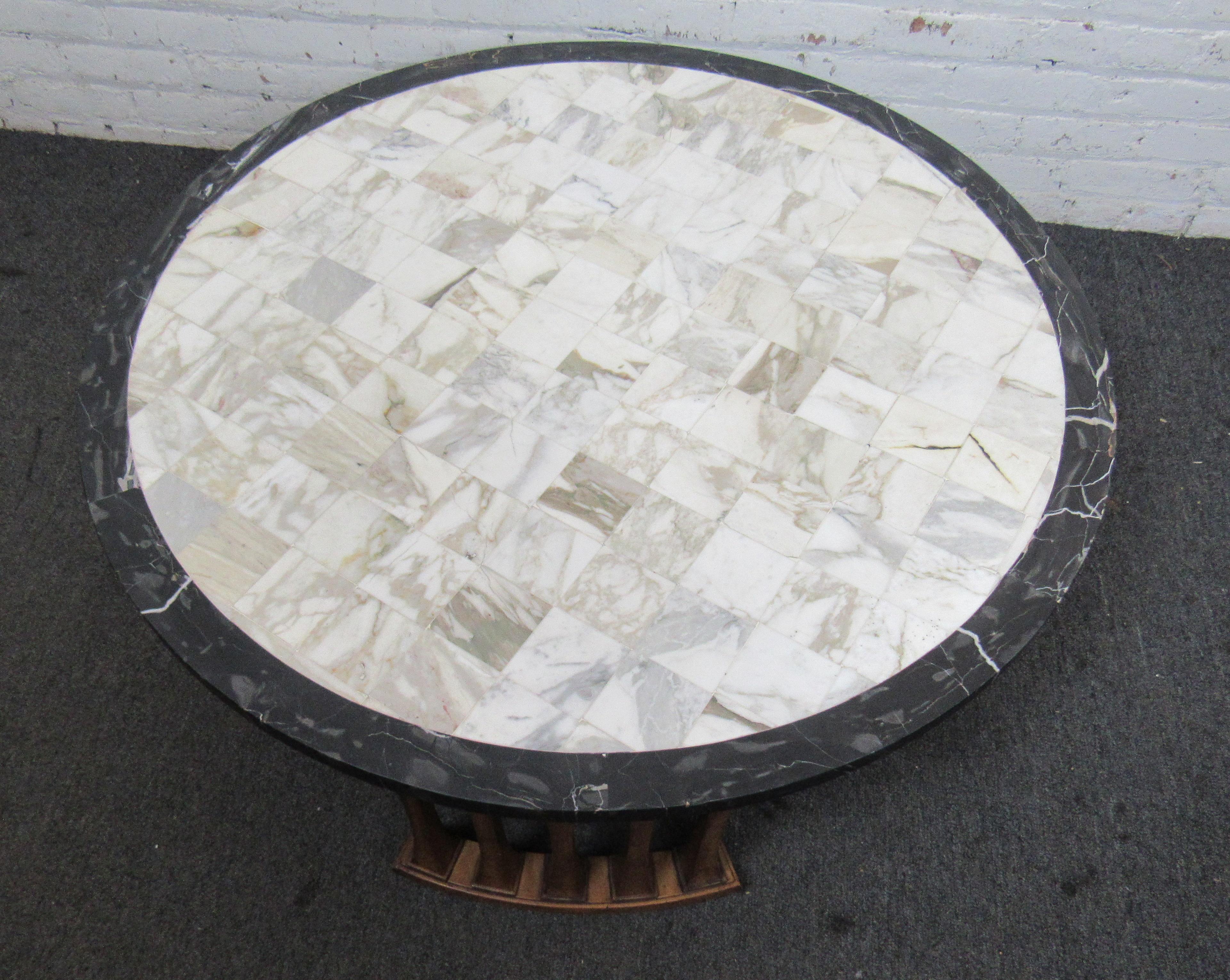 Mid-Century Modern Table basse en marbre de style mi-siècle moderne en vente