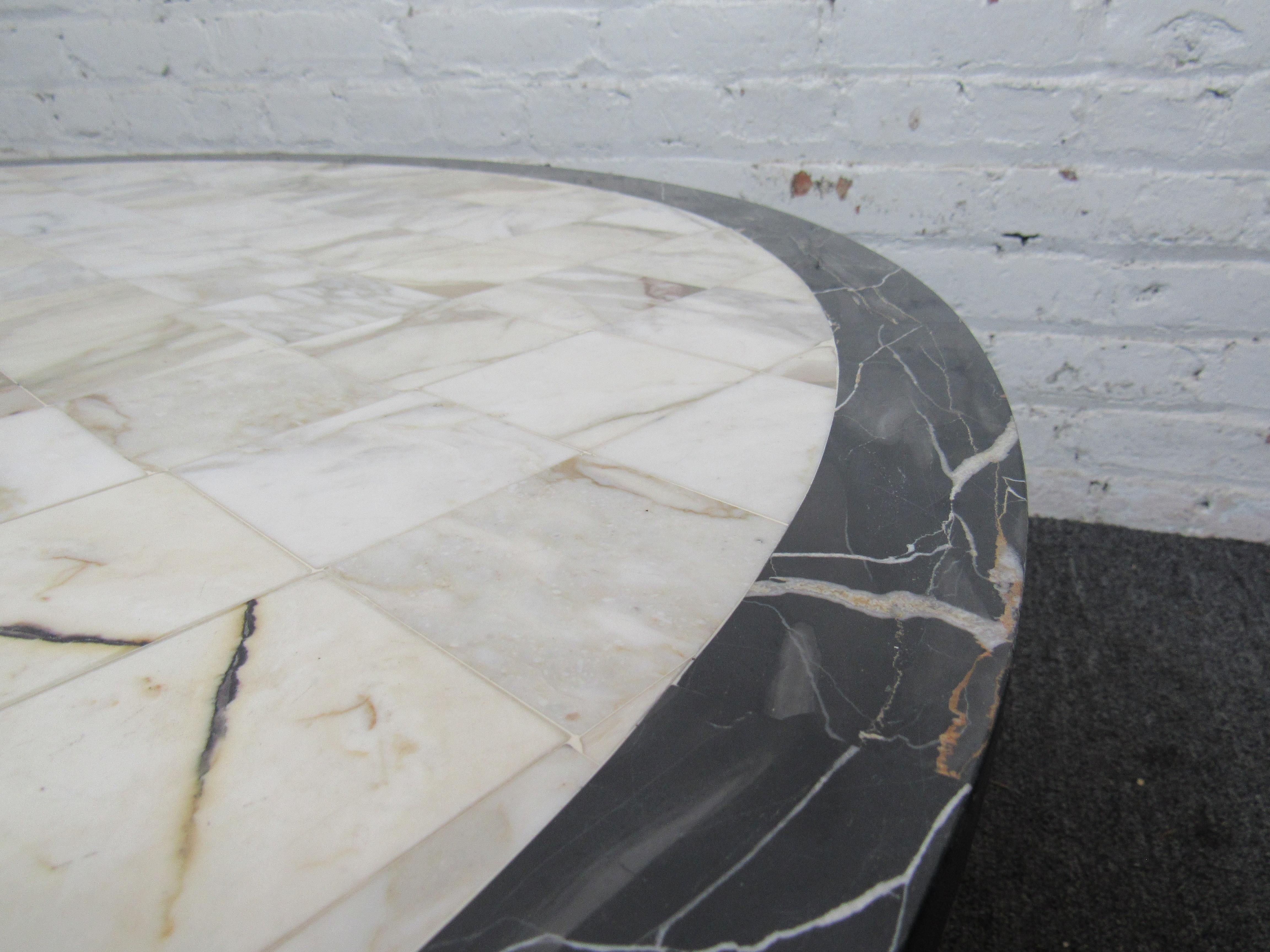 Table basse en marbre de style mi-siècle moderne en vente 1