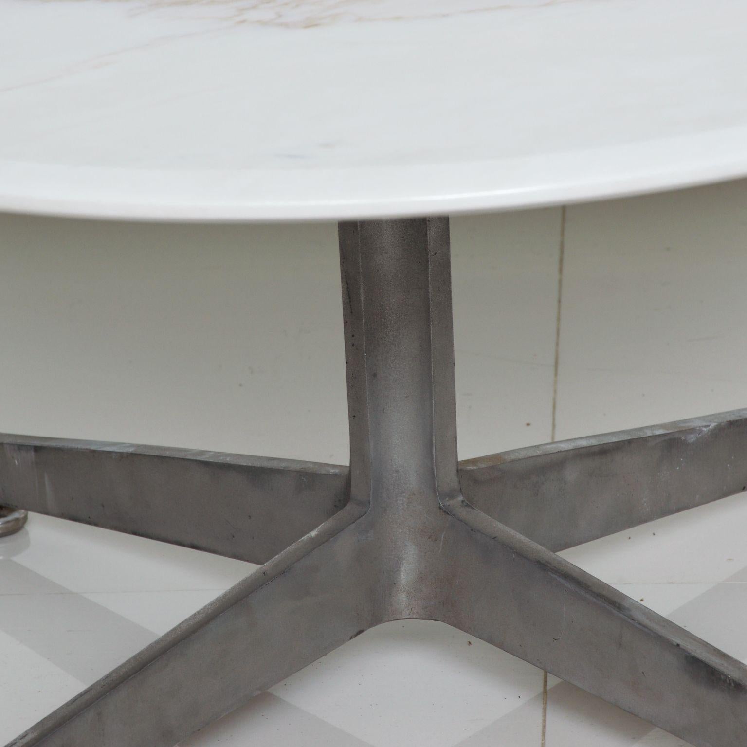  1960s Style of Knoll Round Marble Coffee Table Aluminum Star Base In Good Condition For Sale In Chula Vista, CA