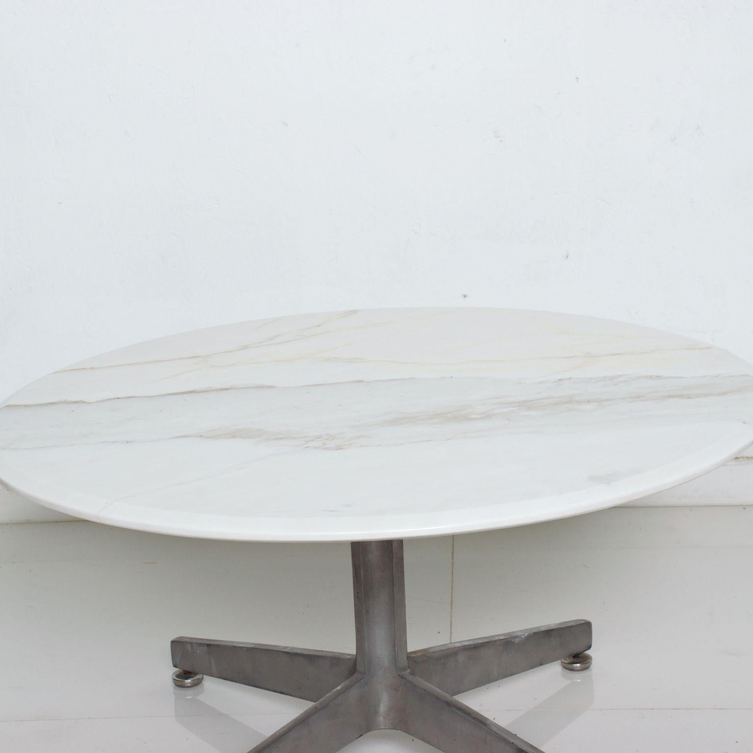 Milieu du XXe siècle  Table basse ronde en marbre avec base en étoile en aluminium, style Knoll, années 1960 en vente