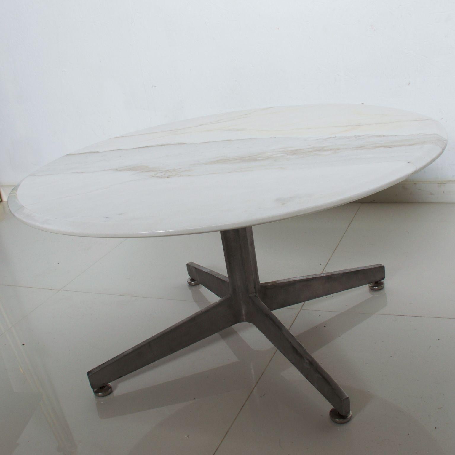  Table basse ronde en marbre avec base en étoile en aluminium, style Knoll, années 1960 en vente 1