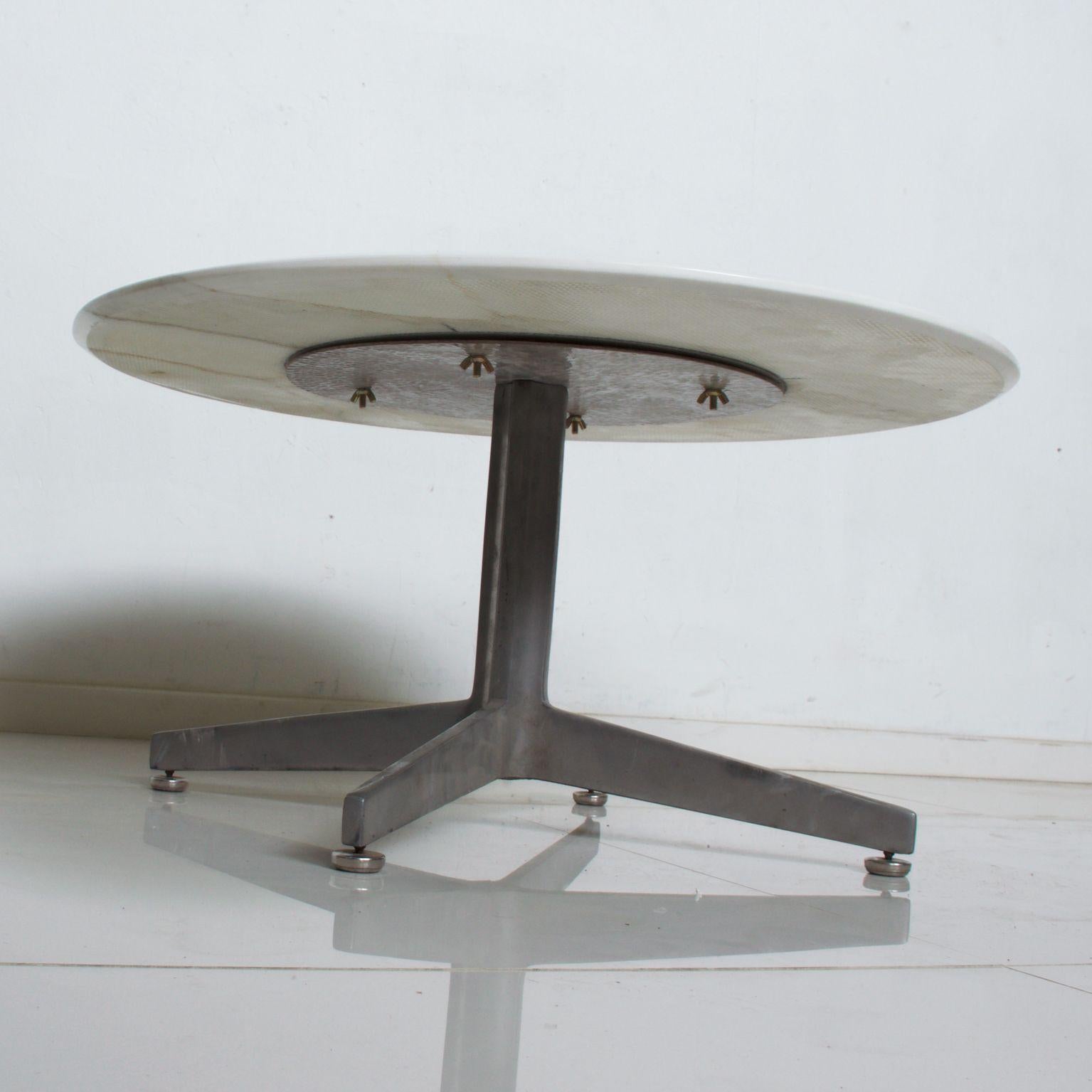  Table basse ronde en marbre avec base en étoile en aluminium, style Knoll, années 1960 en vente 2