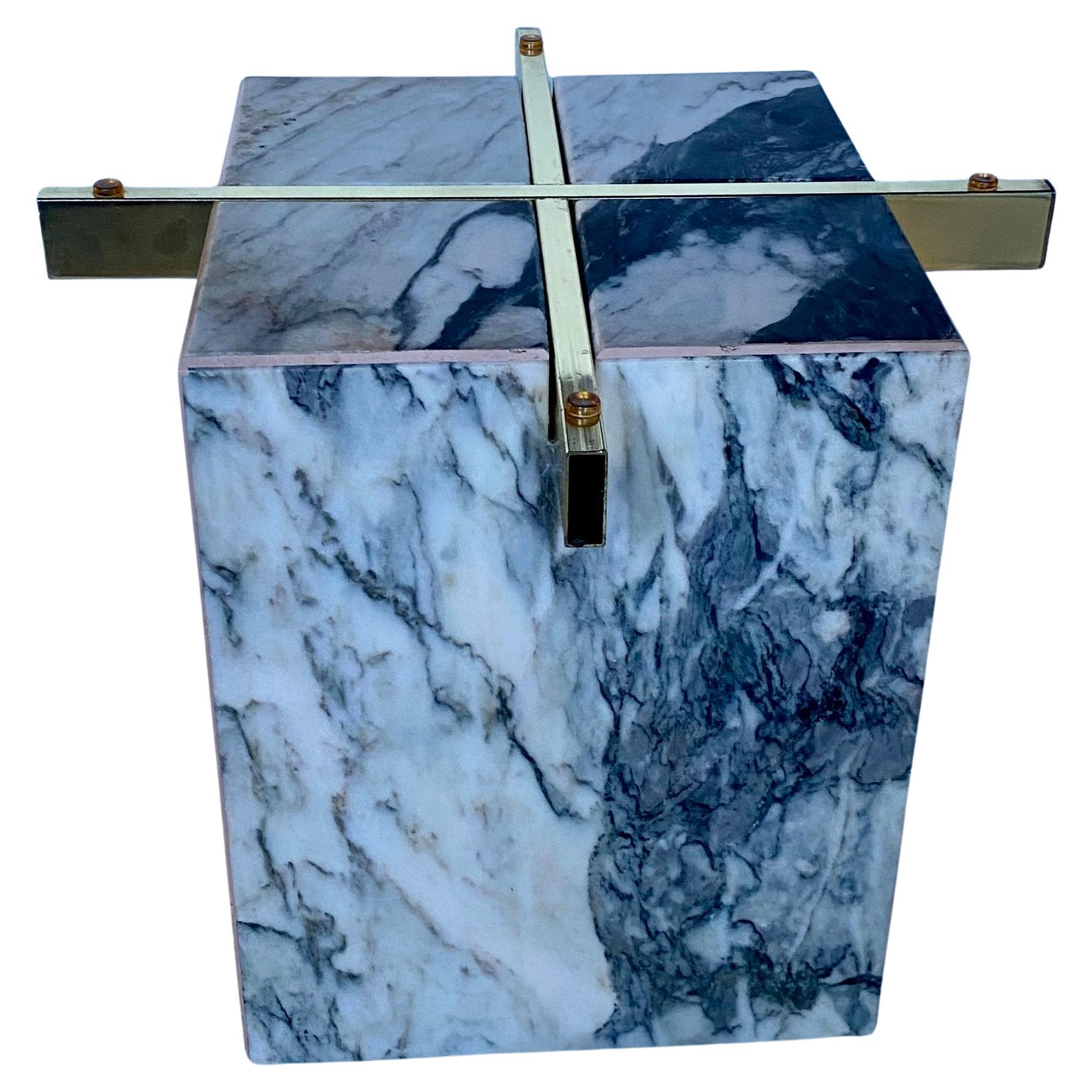 Italiano Tavolino da salotto in marmo a cubo in vetro fumé del Mid Century Modern di Artedi, Italia in vendita