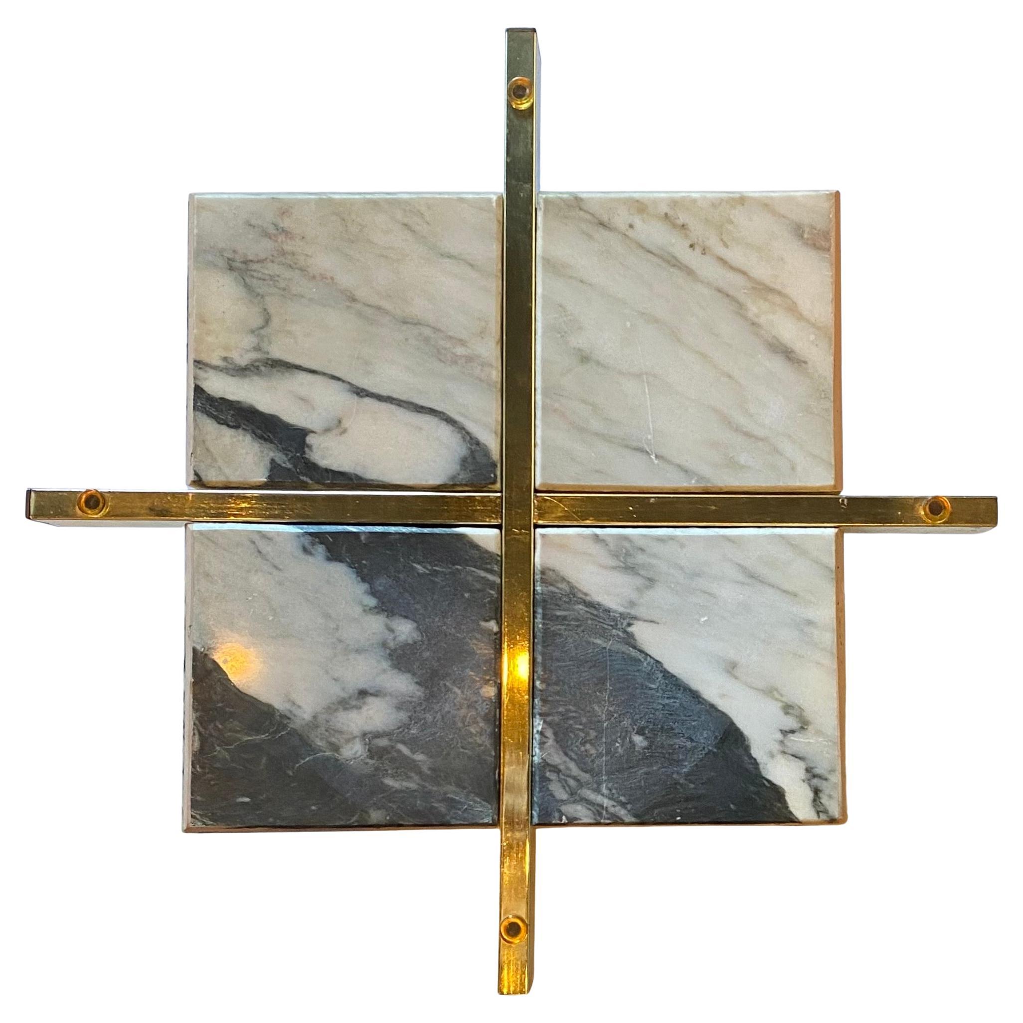 Tavolino da salotto in marmo a cubo in vetro fumé del Mid Century Modern di Artedi, Italia In condizioni buone in vendita a Lambertville, NJ