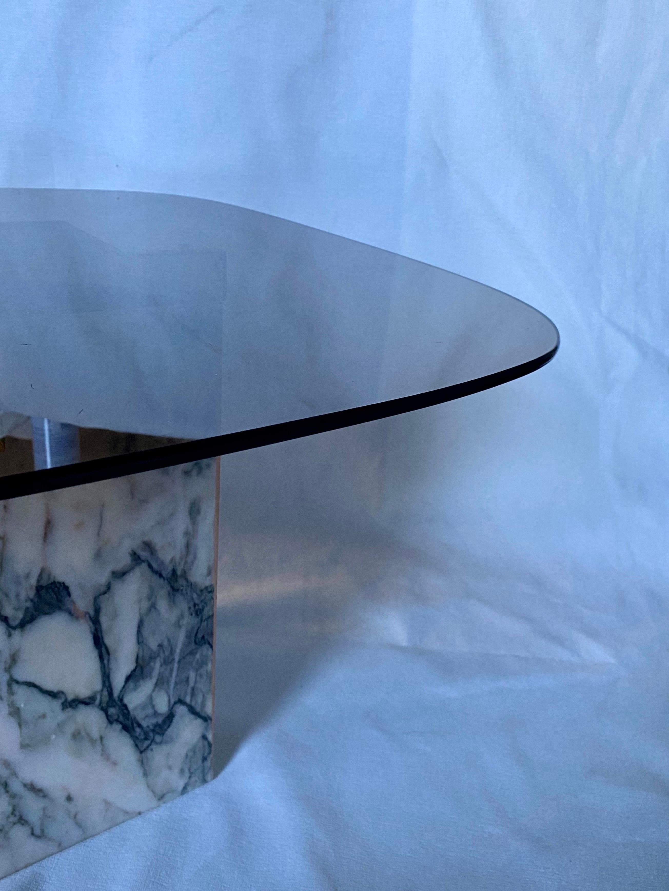 Tavolino da salotto in marmo a cubo in vetro fumé del Mid Century Modern di Artedi, Italia in vendita 1