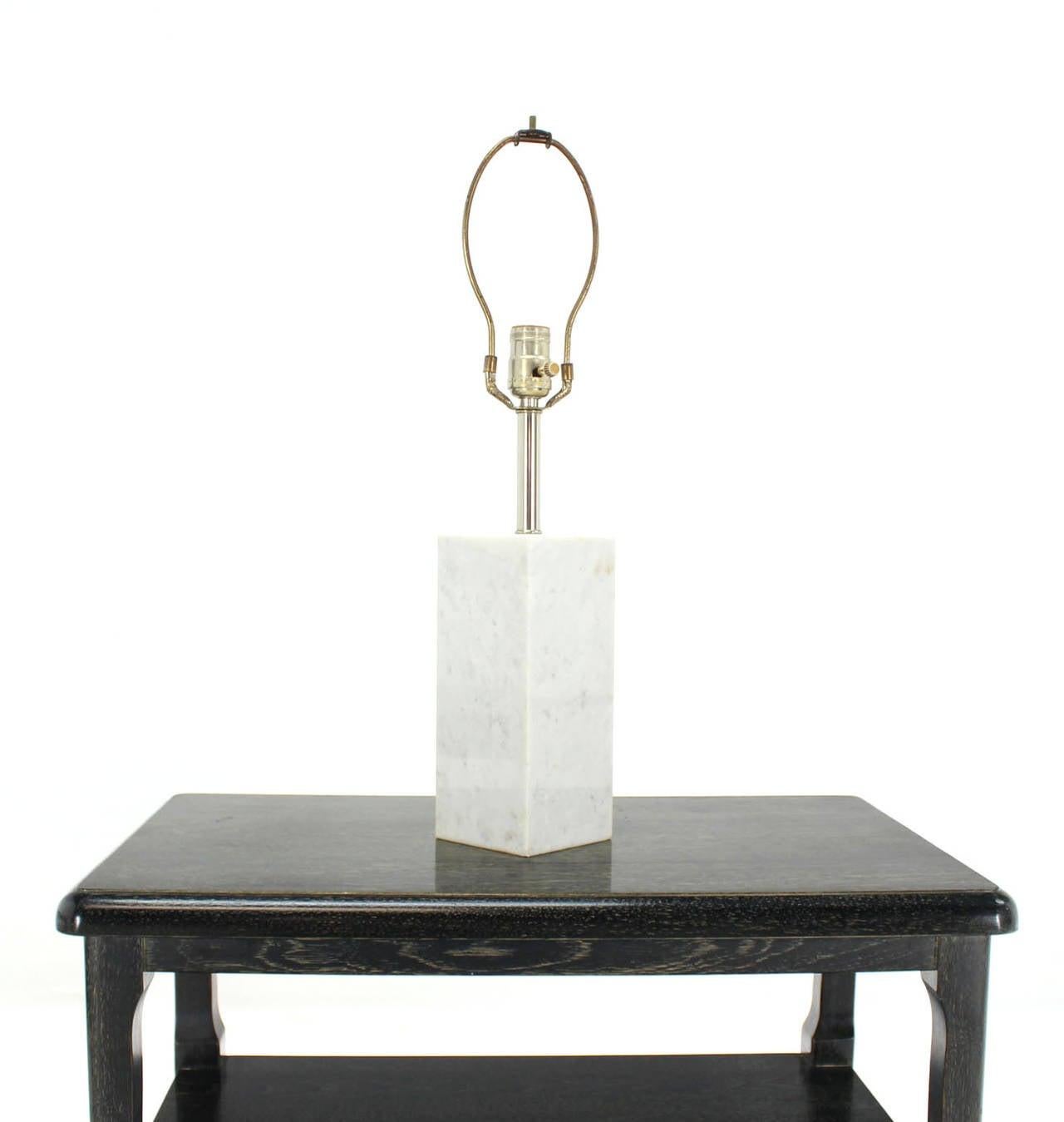 Américain Lampe de table moderne de forme carrée en forme de cube de marbre mi-siècle moderne MINT ! en vente