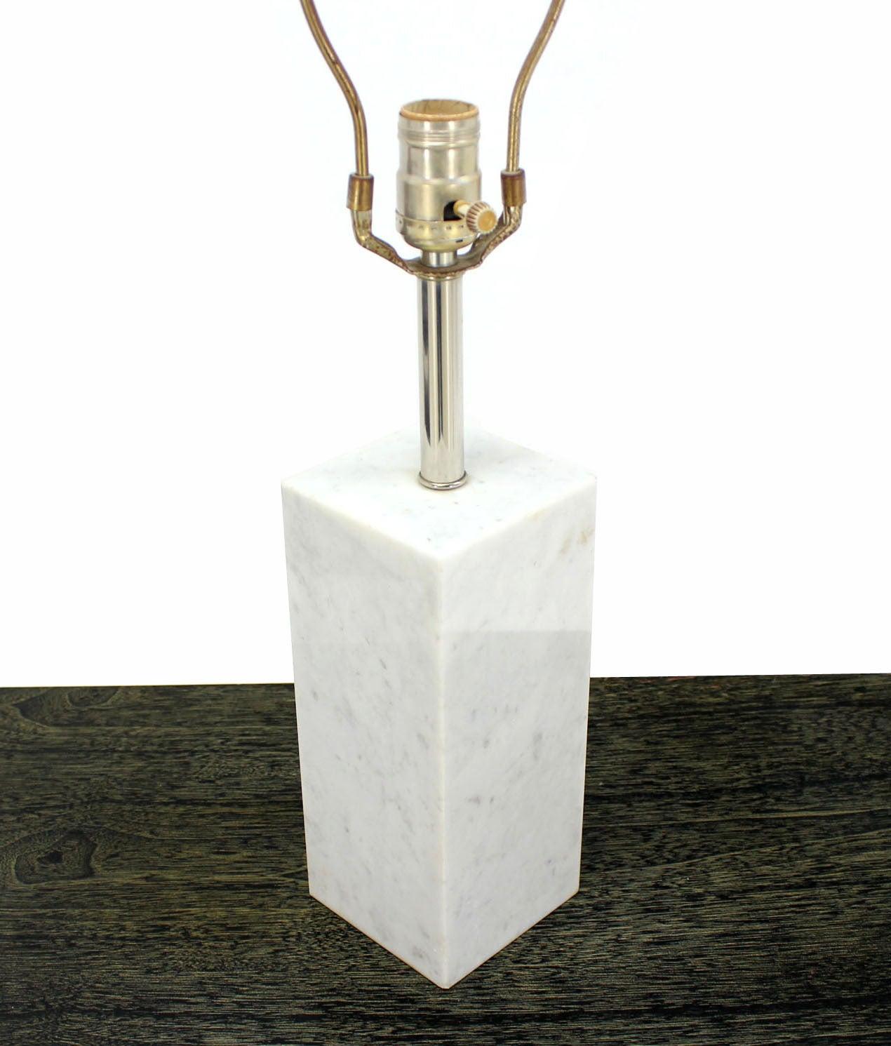 Lampe de table moderne de forme carrée en forme de cube de marbre mi-siècle moderne MINT ! Excellent état - En vente à Rockaway, NJ
