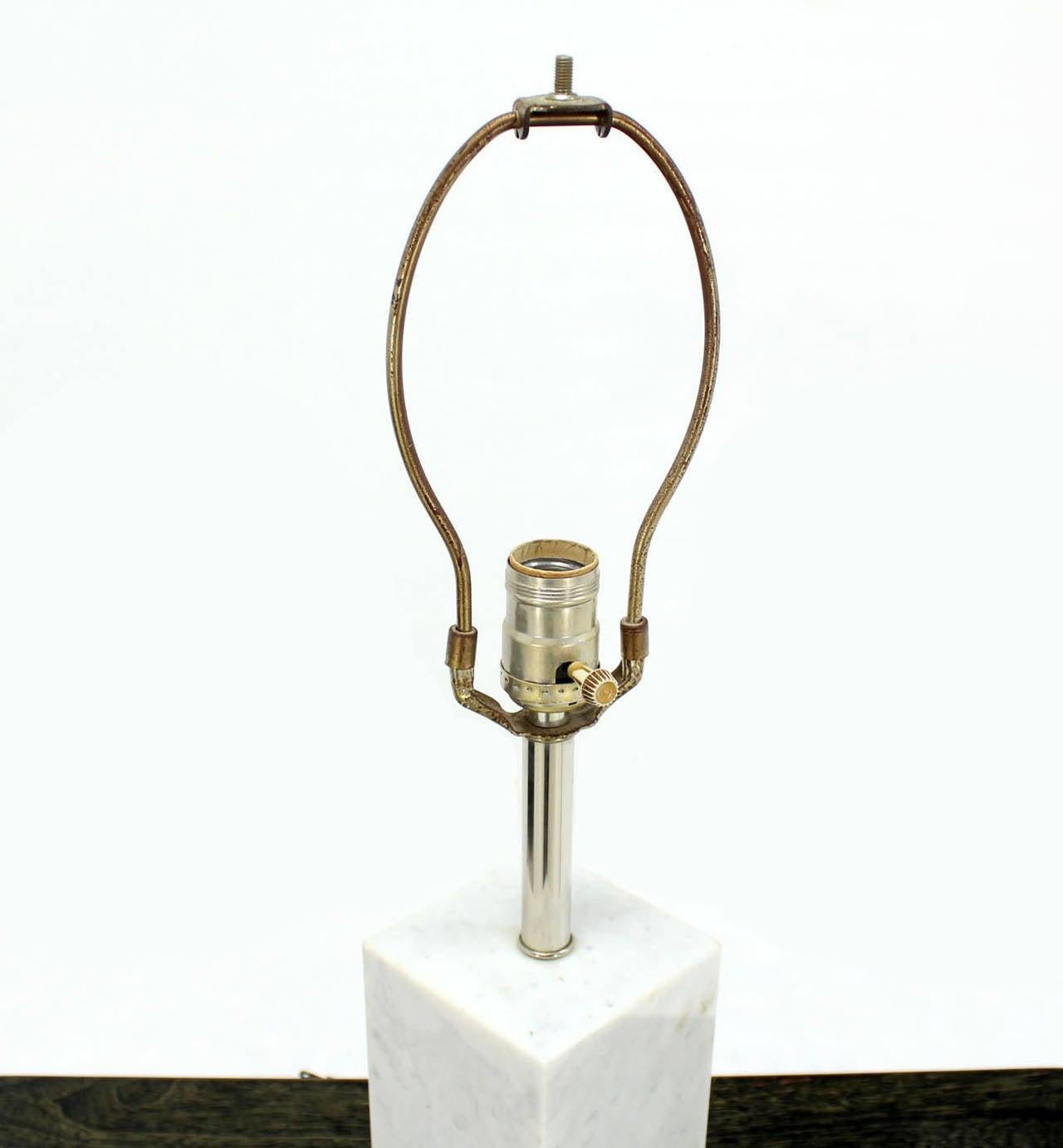 Moderne Mid-Century-Tischlampe in quadratischer Form aus Marmor mit Würfelform, MINT! im Angebot 1