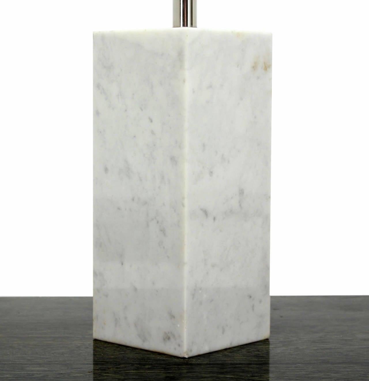 Lampe de table moderne de forme carrée en forme de cube de marbre mi-siècle moderne MINT ! en vente 1