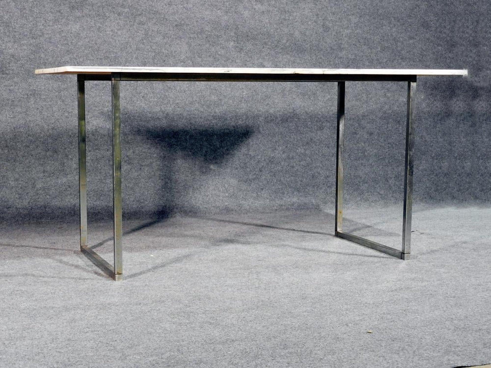 Table basse vintage moderne avec plateau en marbre et base en chrome poli.
(Veuillez confirmer l'emplacement de l'article - NY ou NJ - avec le concessionnaire)
      