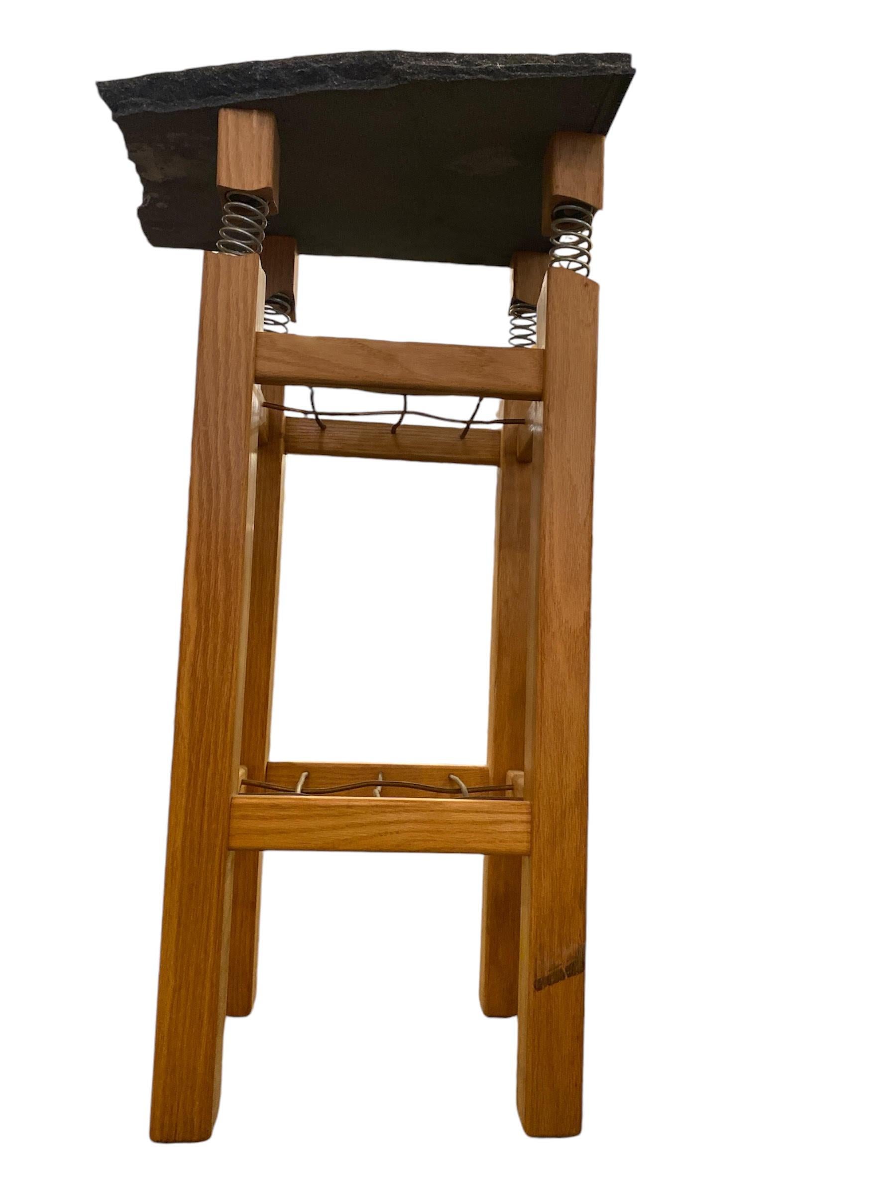 Piedistallo unico realizzato a mano... Il piano in marmo è sostenuto da quattro bobine su gambe in legno. 
Due rastrelliere intrecciate. 
Singolo bordo angolare affilato con angolo di contrasto in marmo grezzo