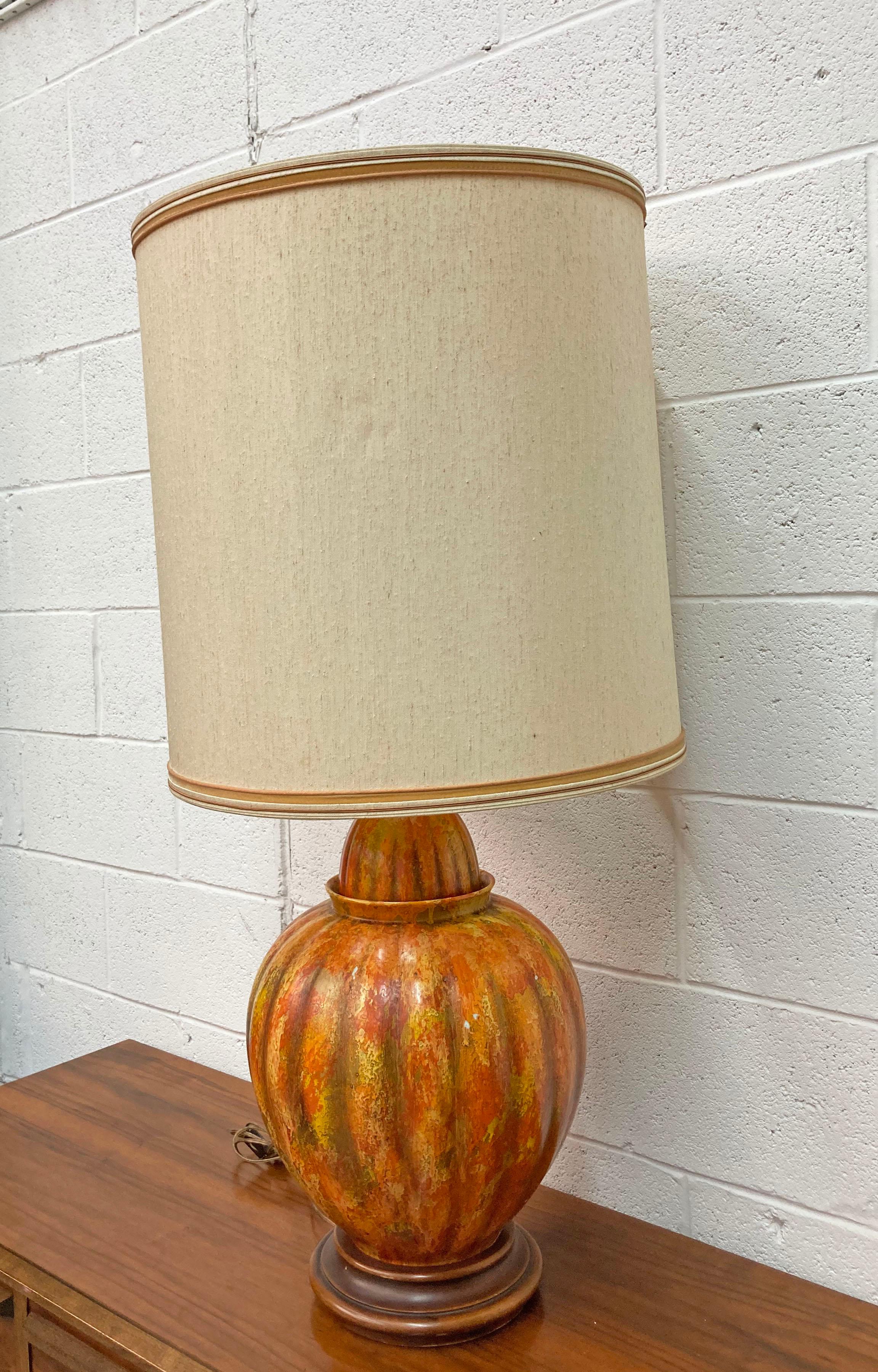Lámpara moderna de mediados de siglo Marbro Lamp Co. Lámpara de mesa de cerámica naranja pintada Moderno de mediados de siglo en venta
