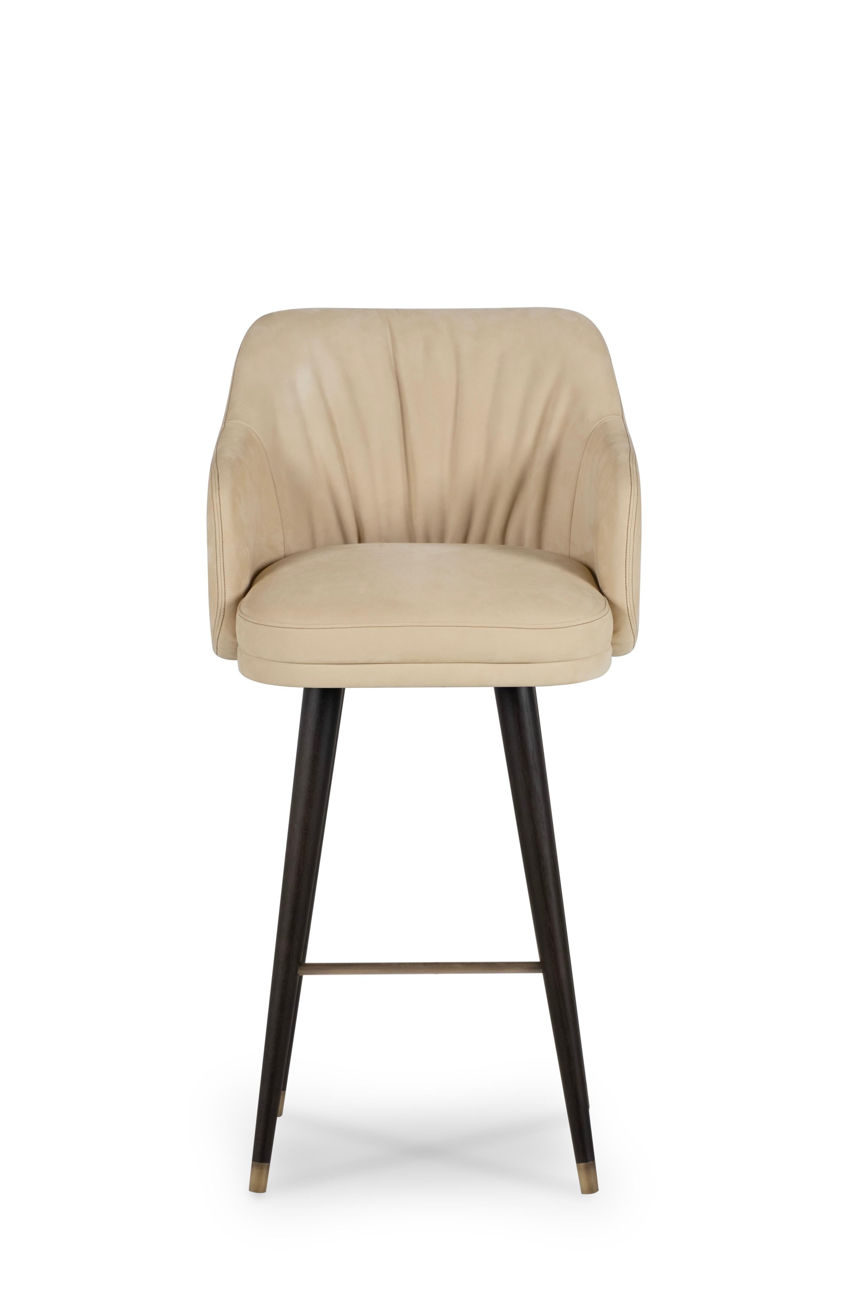 Sgabello da bar girevole Margot, collezione contemporanea, realizzato a mano in Portogallo - Europa di Greenapple.

Lo sgabello da bar in pelle Margot trascende l'ordinario grazie al suo design moderno e alla sua squisita fattura. Definito da linee