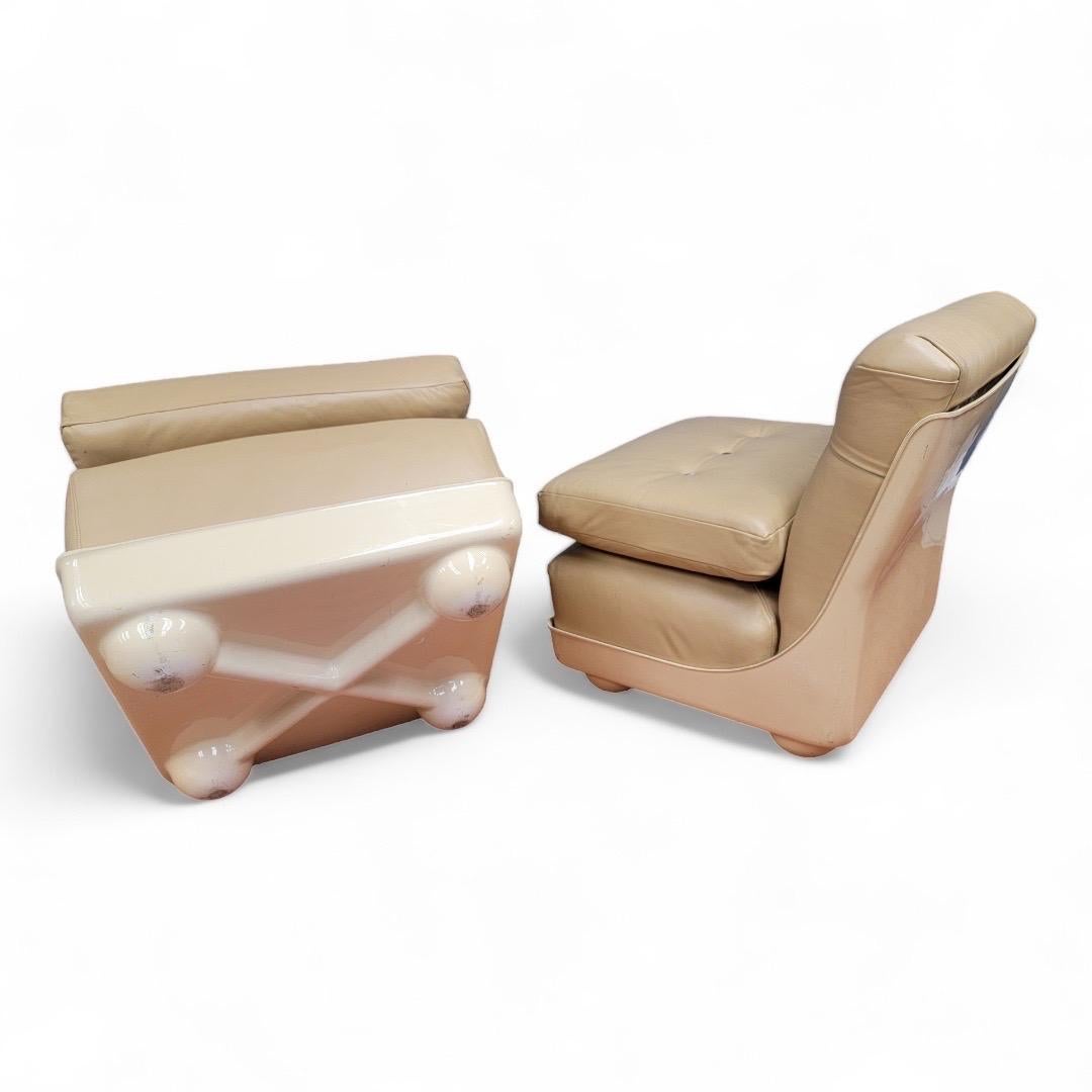 Mid Century Modern Mario Bellini Style Fiberglass Shell Modular Lounge Chairs in Edelman Leather - Pair 

Great set of lounge chairs in the style of the 