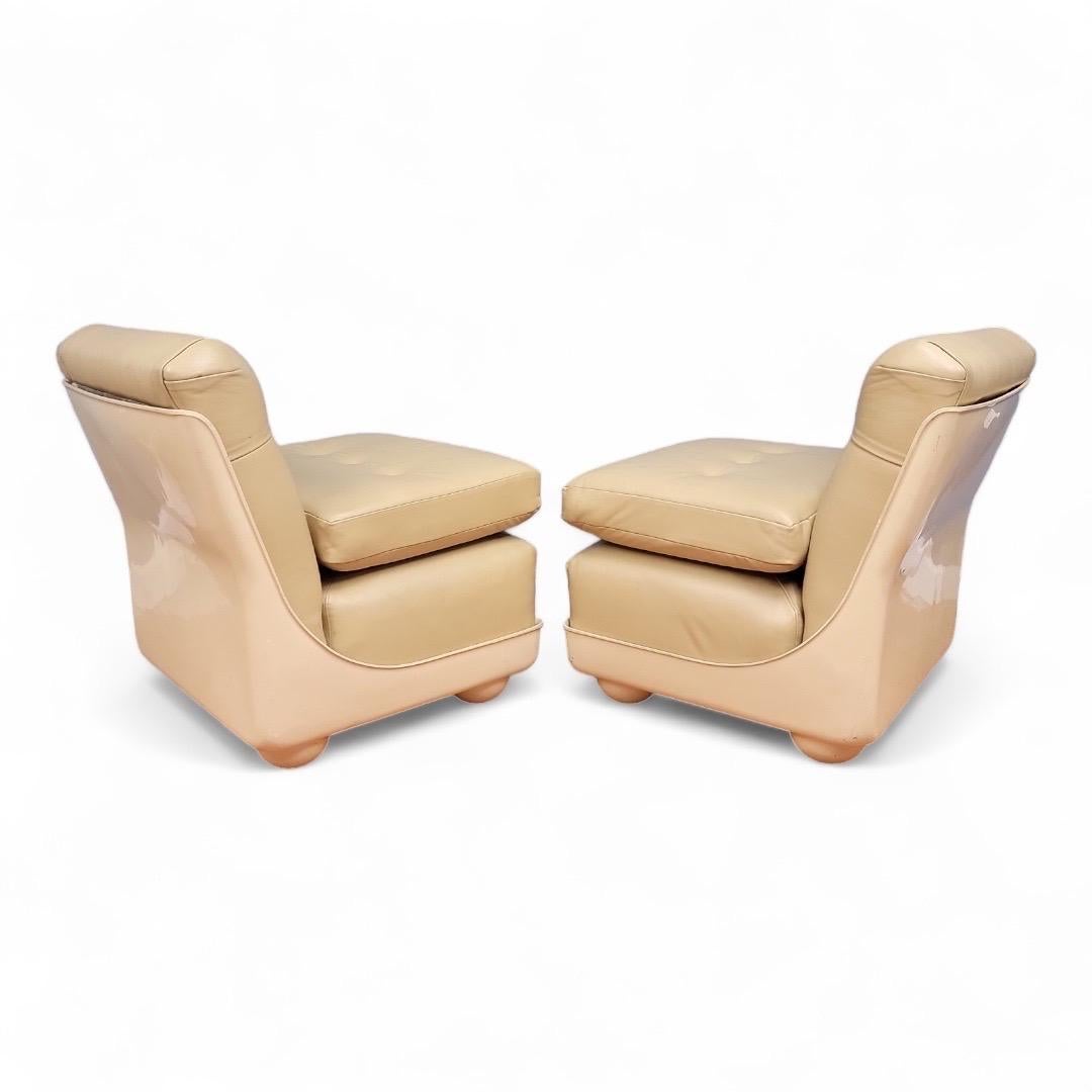 Mid Century Modern Mario Bellini Style Fiberglass Shell Leather Lounges - Pair In Good Condition For Sale In Chicago, IL