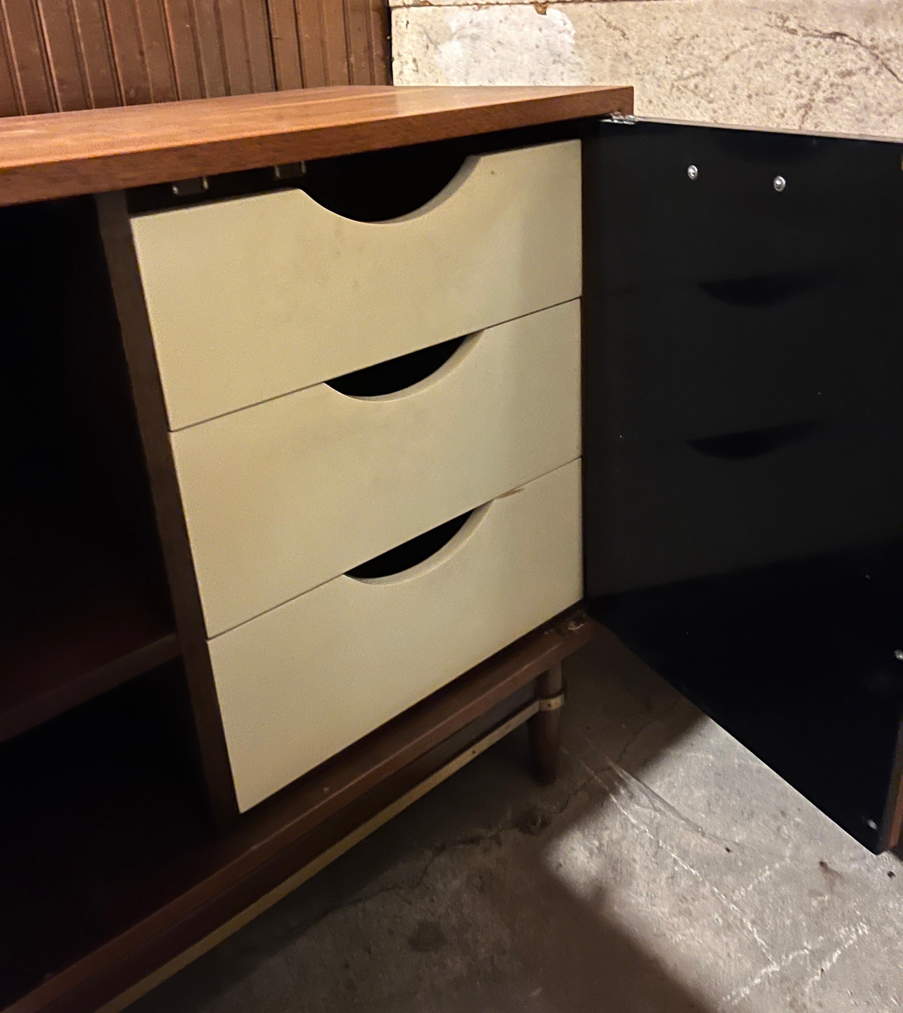 Mid-Century Modern Martin Gershun American of Martinsville Nussbaum Kommode im Angebot 2