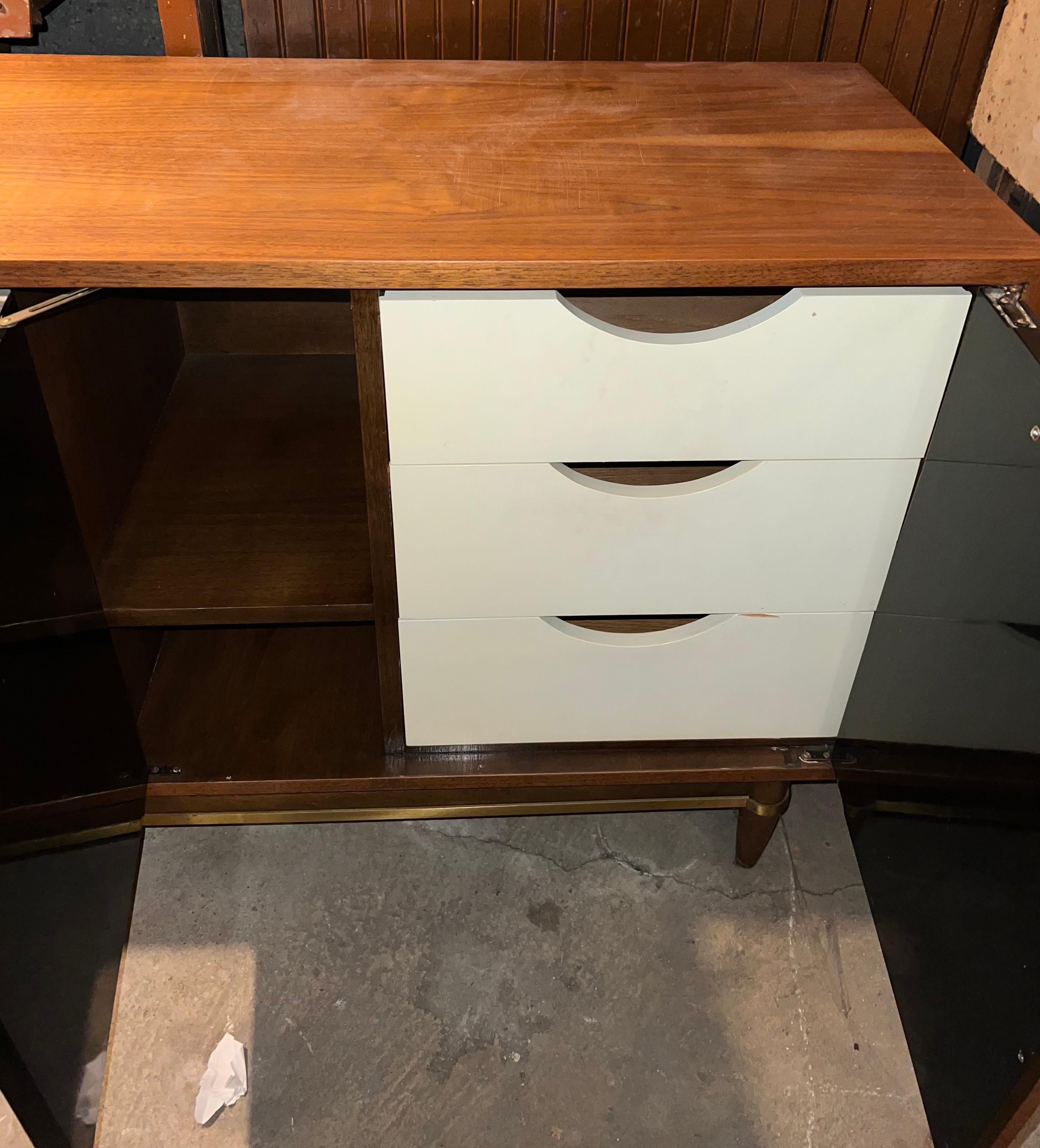 Mid-Century Modern Martin Gershun American of Martinsville Nussbaum Kommode im Angebot 3