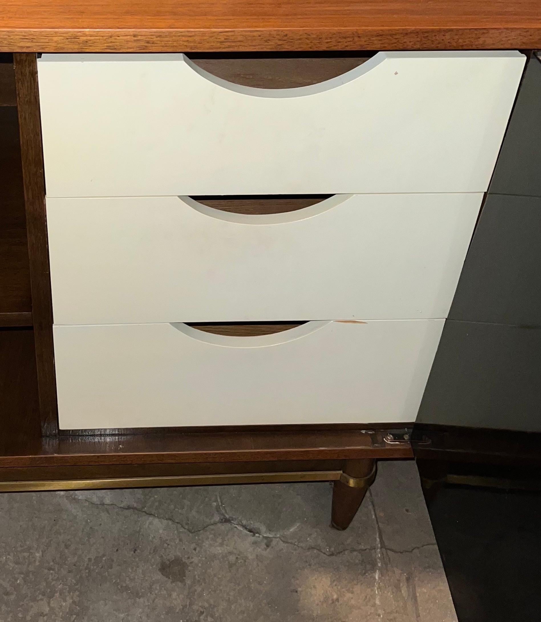 Mid-Century Modern Martin Gershun American of Martinsville Nussbaum Kommode im Angebot 4