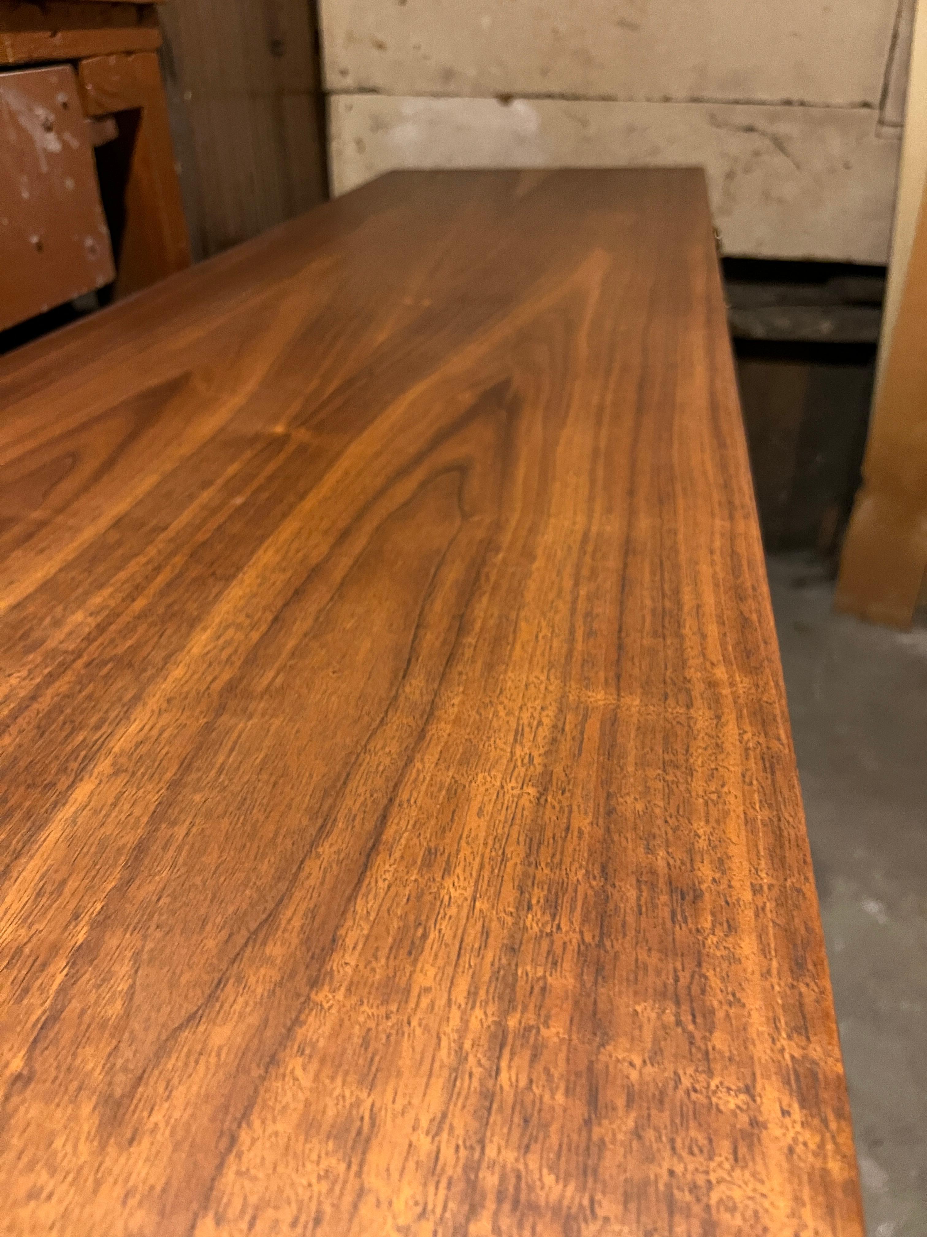 Mid-Century Modern Martin Gershun American of Martinsville Nussbaum Kommode (Moderne der Mitte des Jahrhunderts) im Angebot