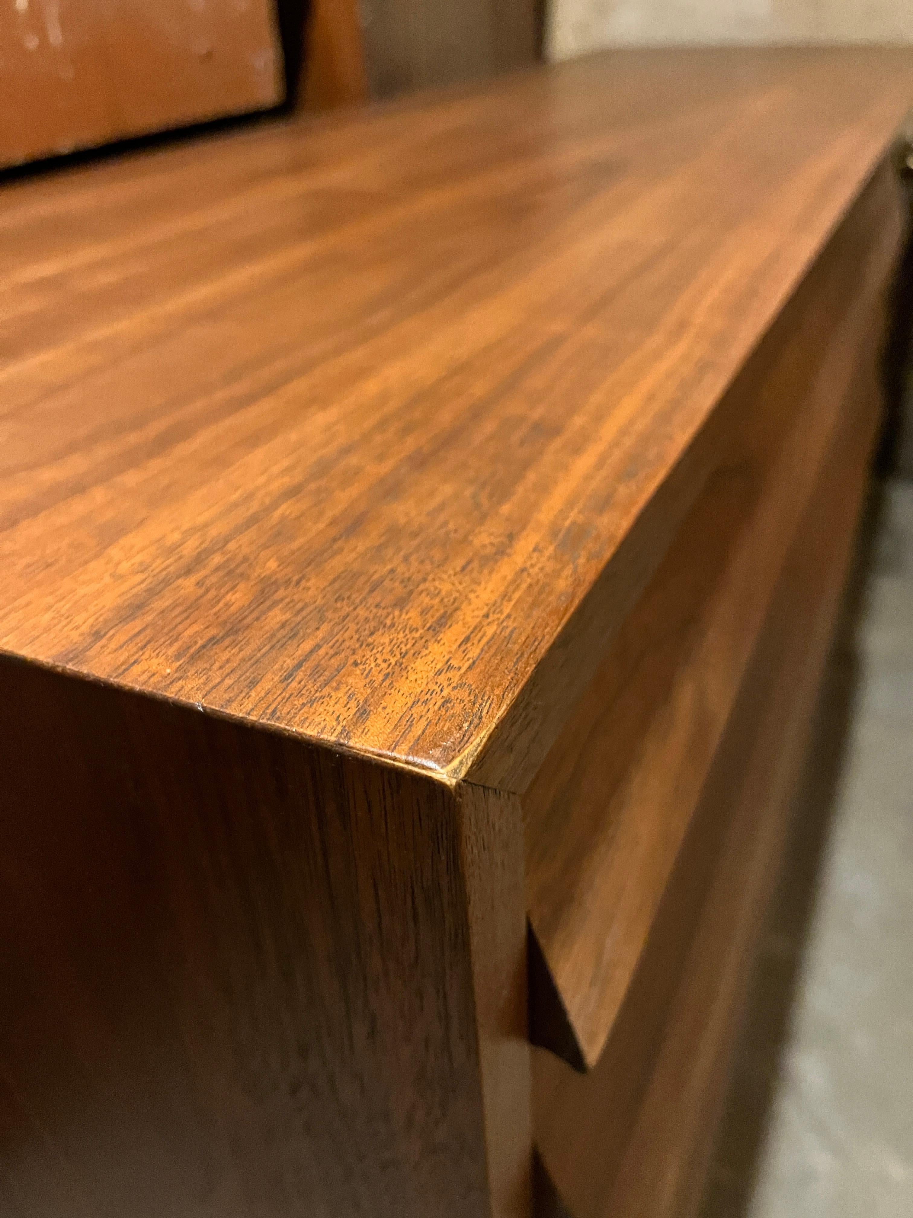 Mid-Century Modern Martin Gershun American of Martinsville Nussbaum Kommode (amerikanisch) im Angebot