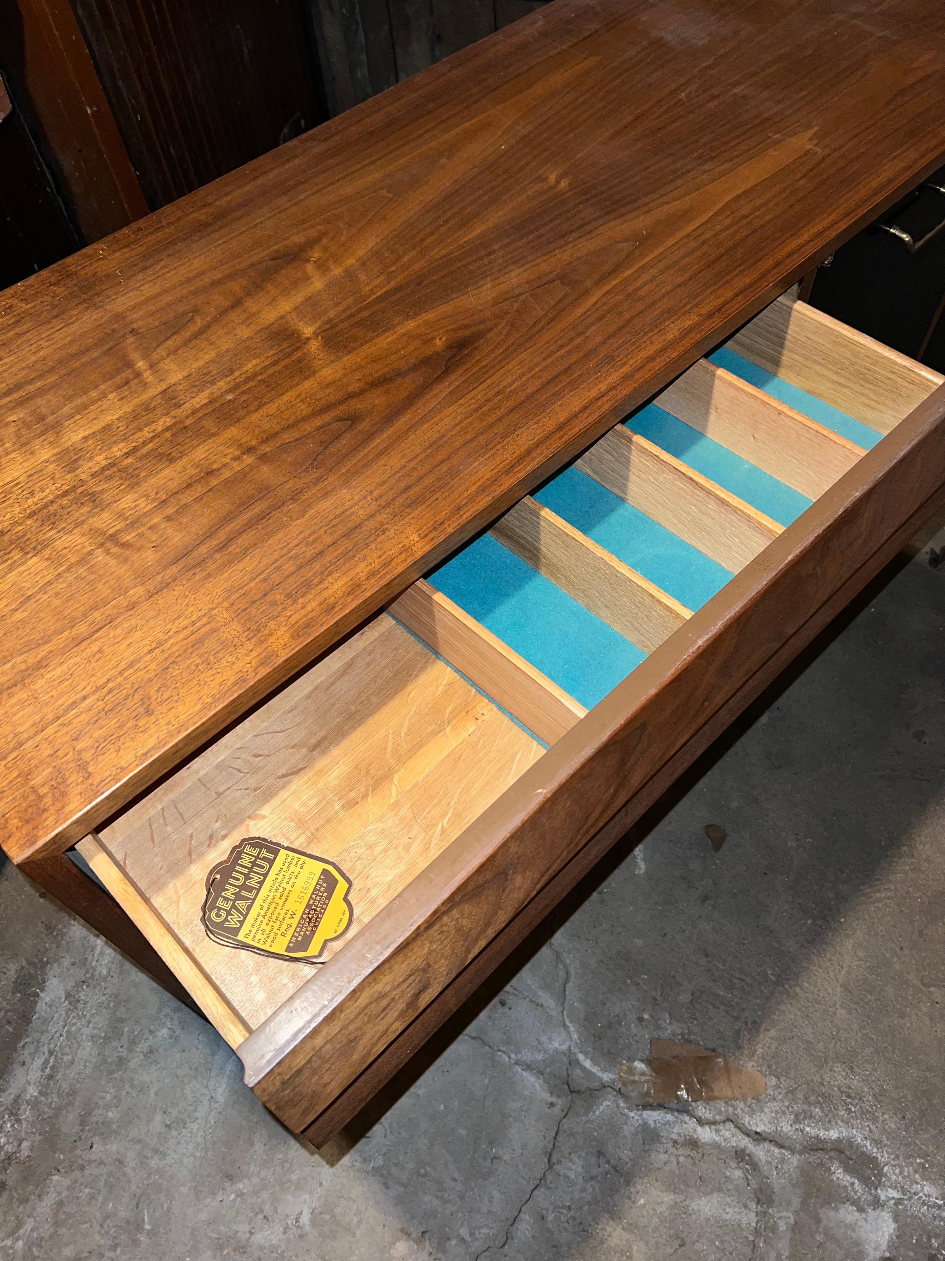 Mid-Century Modern Martin Gershun American of Martinsville Nussbaum Kommode (Lackiert) im Angebot