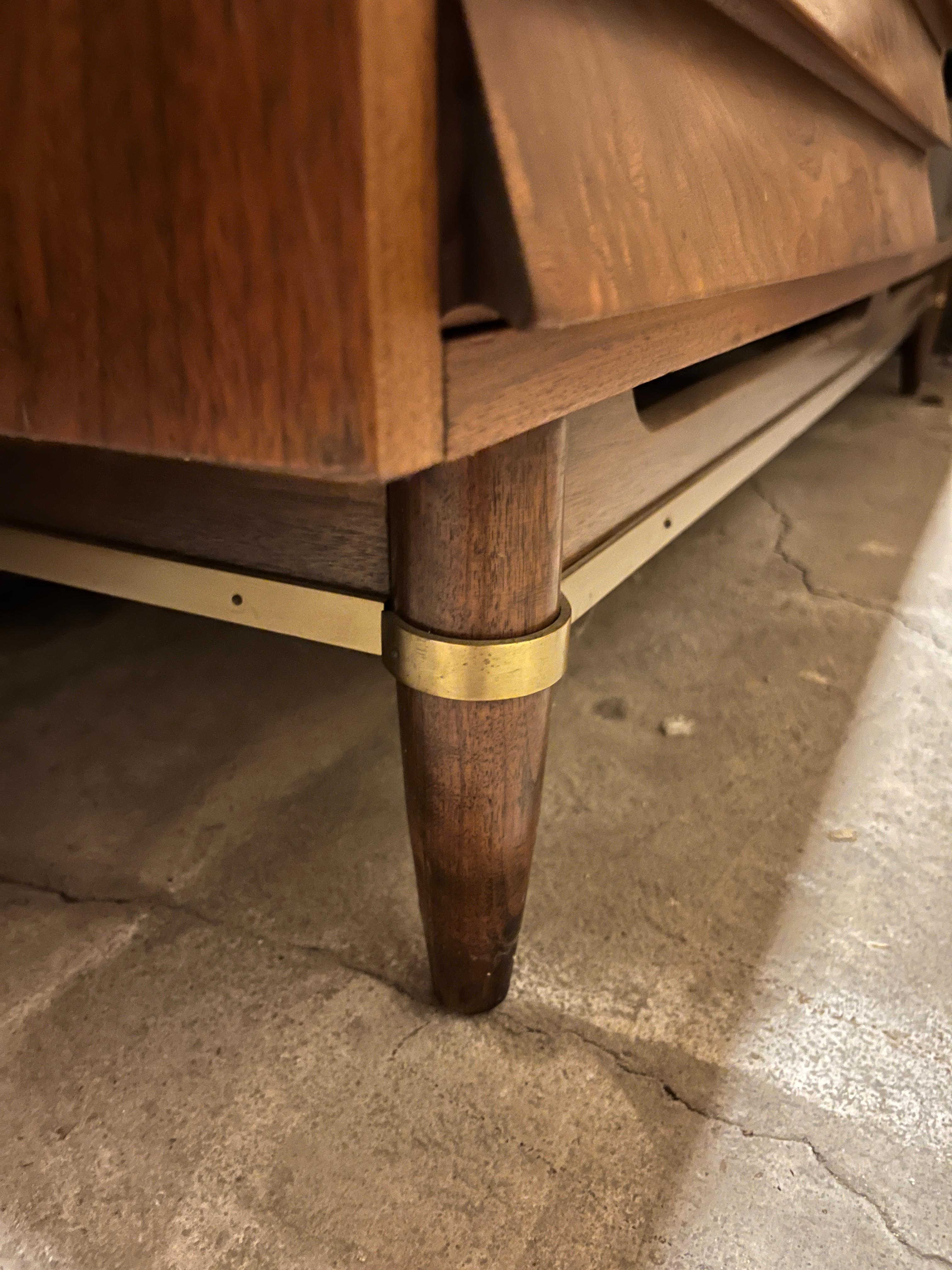 Mid-Century Modern Martin Gershun American of Martinsville Nussbaum Kommode im Zustand „Gut“ im Angebot in Chicago, IL