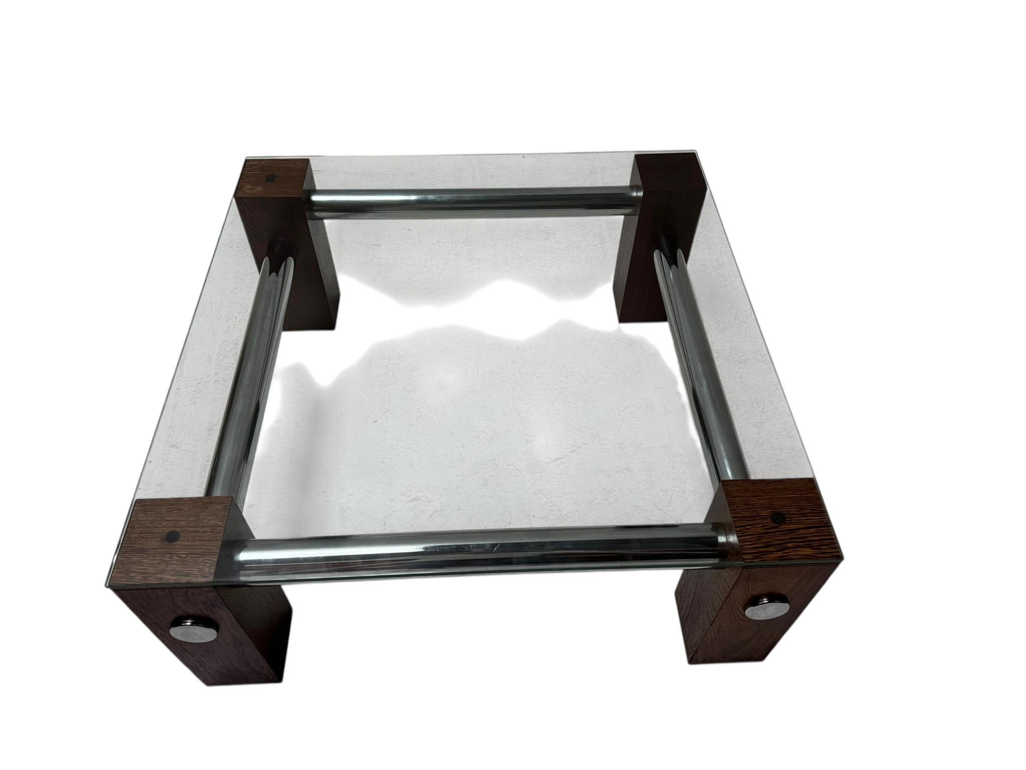 Stupéfiante et élégante table basse de style moderne du milieu du siècle.
Dans le style de Martin Visser pour 't Spectrum.
Un design néerlandais saisissant des années 1970.
Base en wengé et chromé avec nouveau plateau en verre épais.
Cette