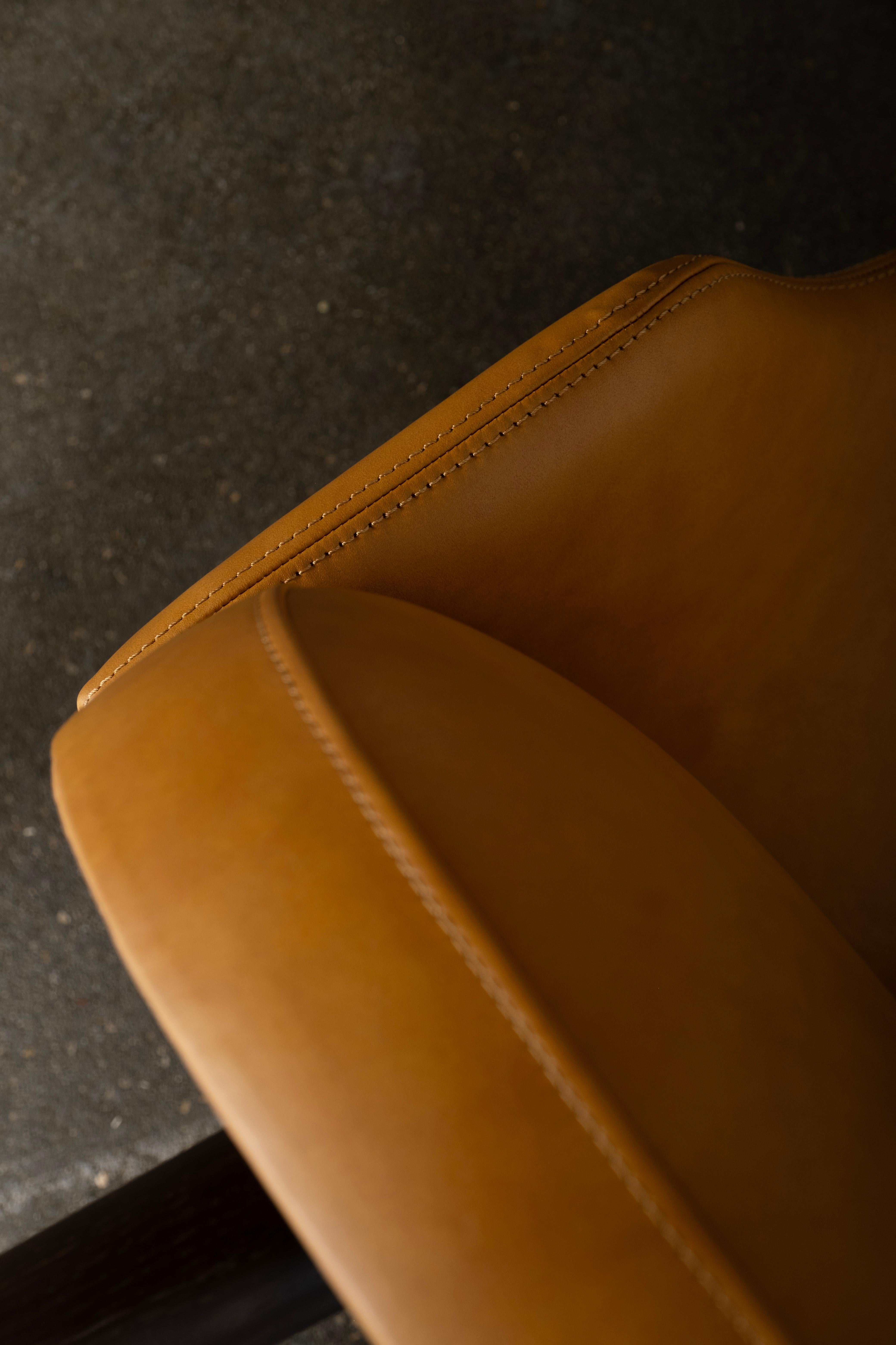 Mid-Century Modern Mary Drehbarhocker aus der Mitte des Jahrhunderts, Leder und Messing, handgefertigt von Greenapple im Angebot 4
