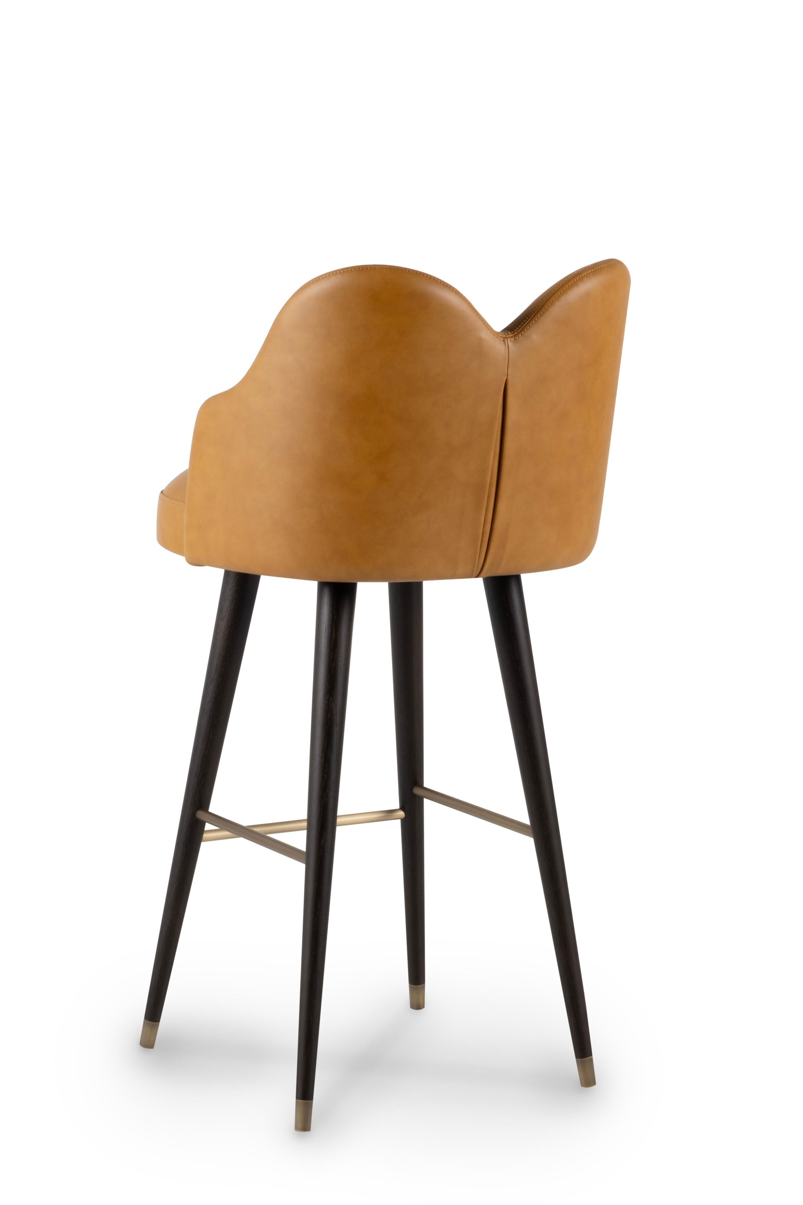 Mary Drehbarer Barhocker, Contemporary Collection, handgefertigt in Portugal - Europa von Greenapple.

Der Barhocker Mary aus Leder hebt sich durch sein modernes Design und seine exquisite Handwerkskunst vom Gewöhnlichen ab. Klare Linien und eine