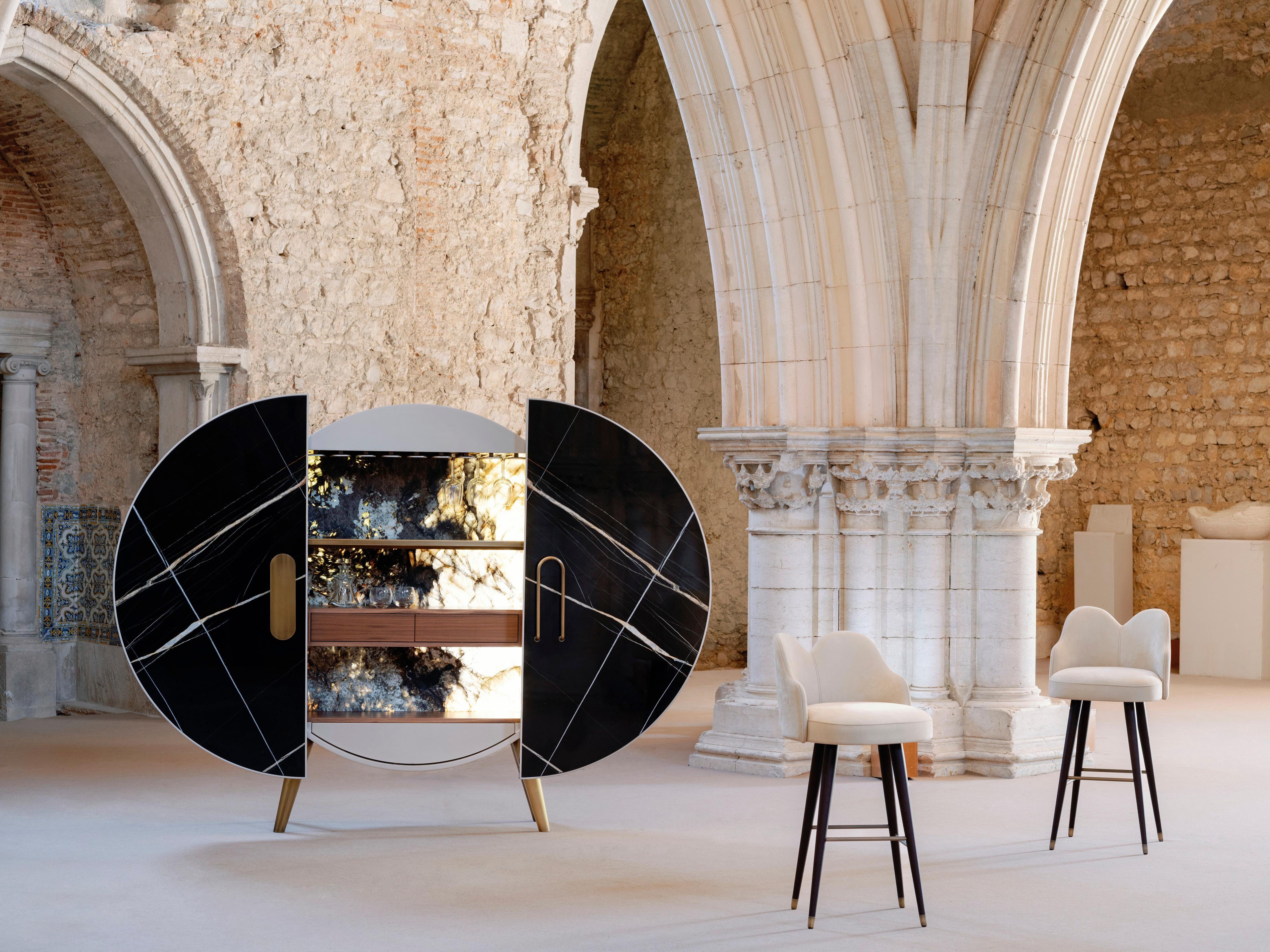 Taburetes de bar giratorios Mary, modernos de mediados de siglo, de cuero y latón, hechos a mano por Greenapple Siglo XXI y contemporáneo en venta