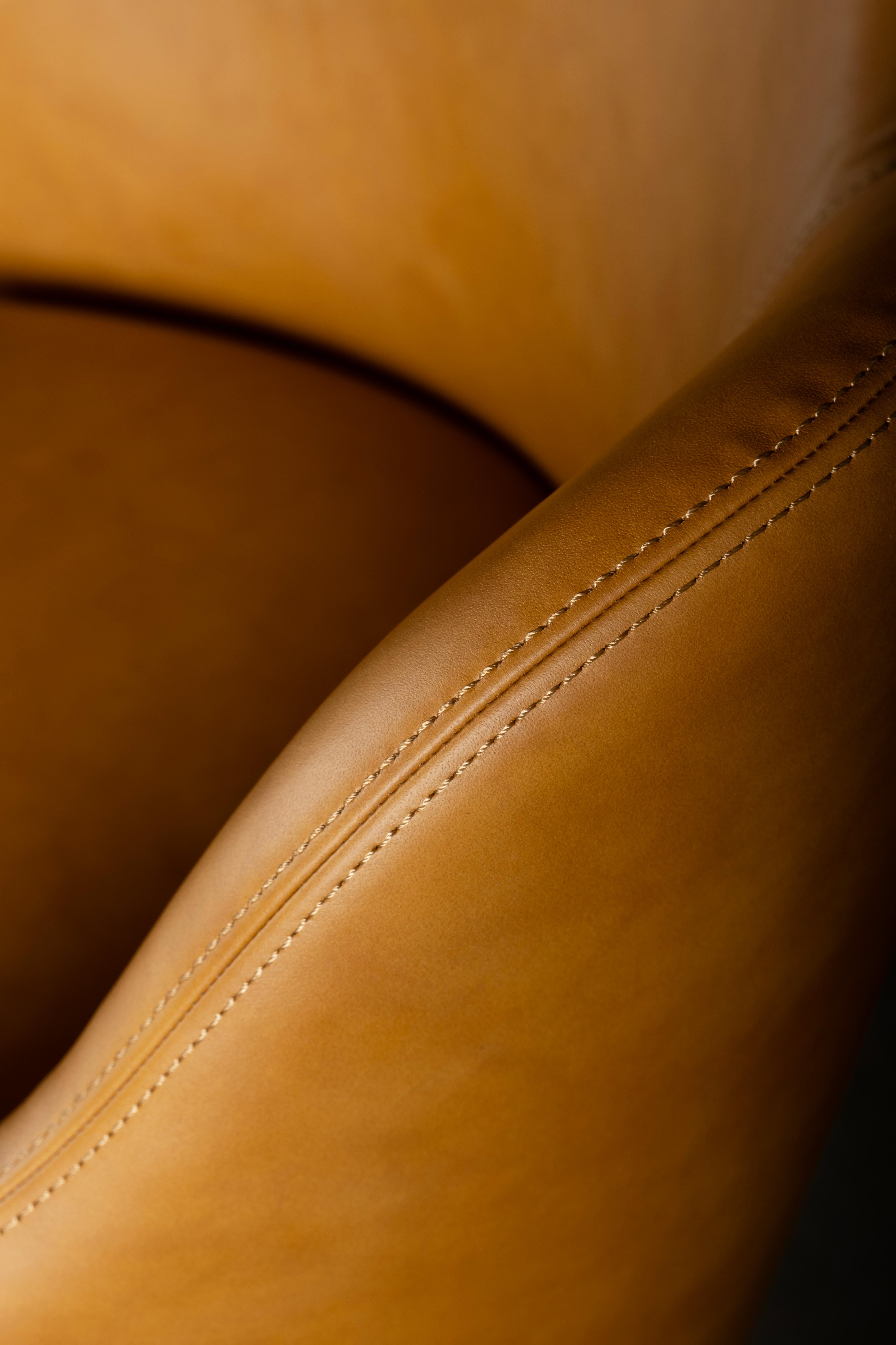 Mid-Century Modern Mary Drehbarhocker aus der Mitte des Jahrhunderts, Leder und Messing, handgefertigt von Greenapple im Angebot 2