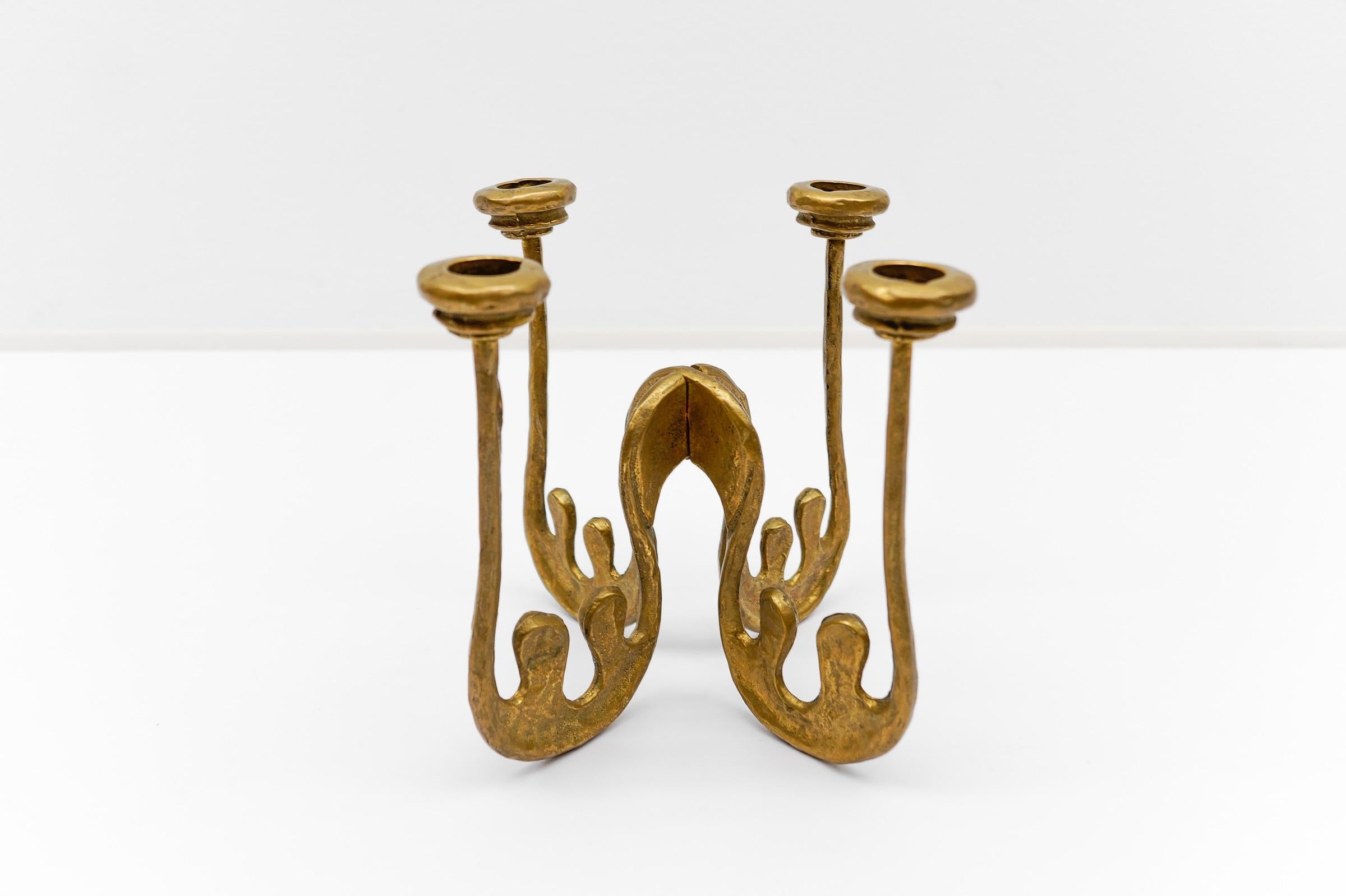 Portacandele massiccio in ottone della modernità di metà secolo, anni '60.

Ottone massiccio, splendidamente patinato. Semplice ed elegante.