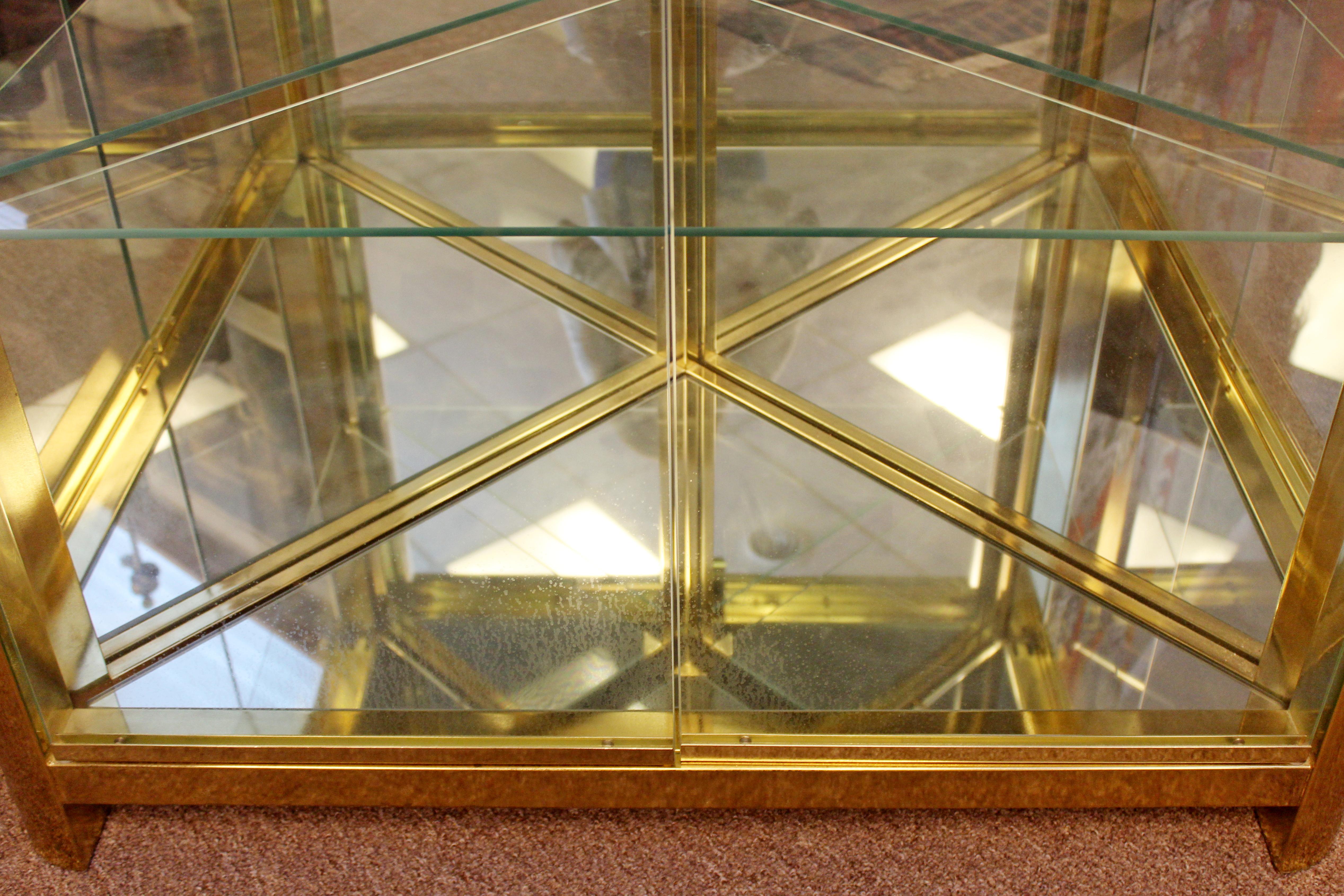 Mid-Century Modern Mastercraft Brass and Glass Light Up Corner Cabinet, 1980s In Good Condition In Keego Harbor, MI