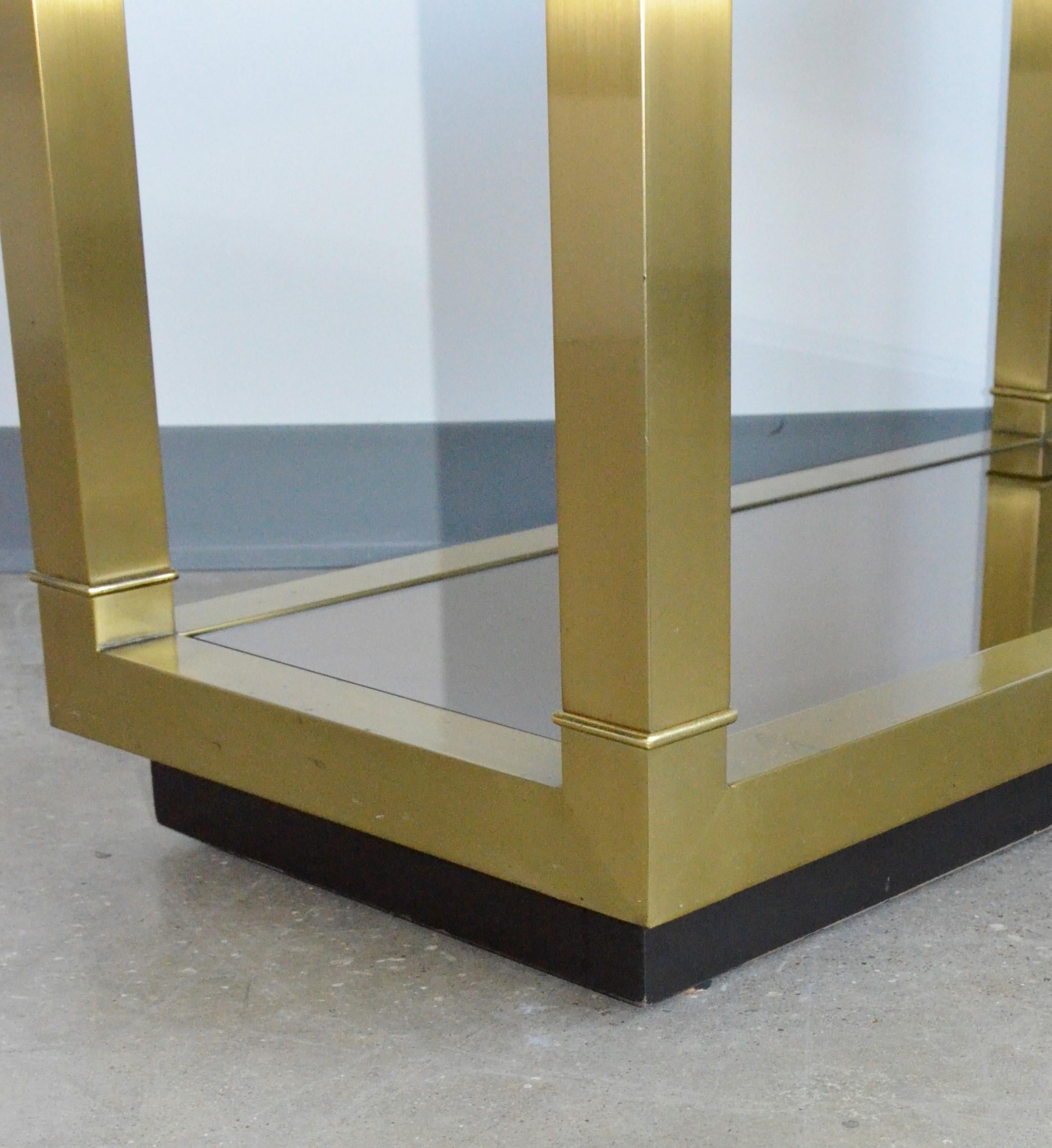 Chinoiserie Mastercraft Style Brass with Smoked & Mirrored Glass Shelves Étagère In Good Condition In Houston, TX